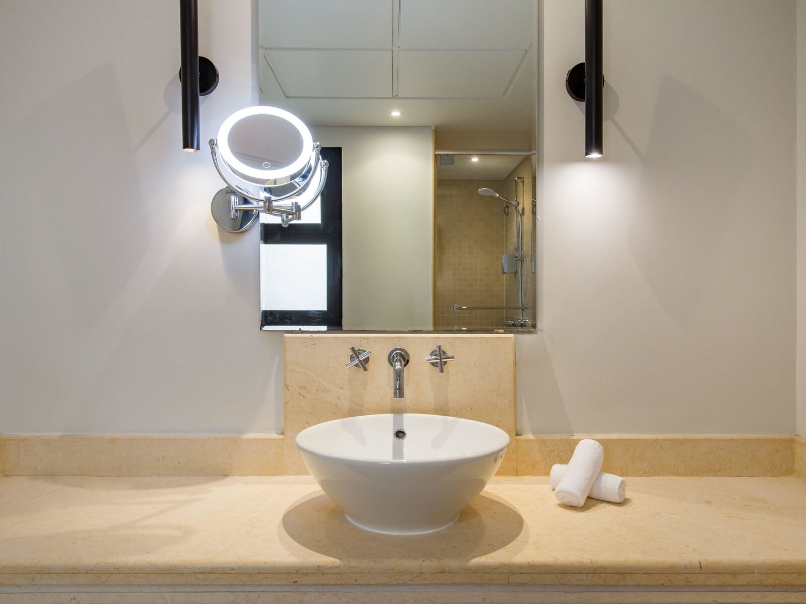 Wohnbeispiel Standard Room (Back or Khan view room)