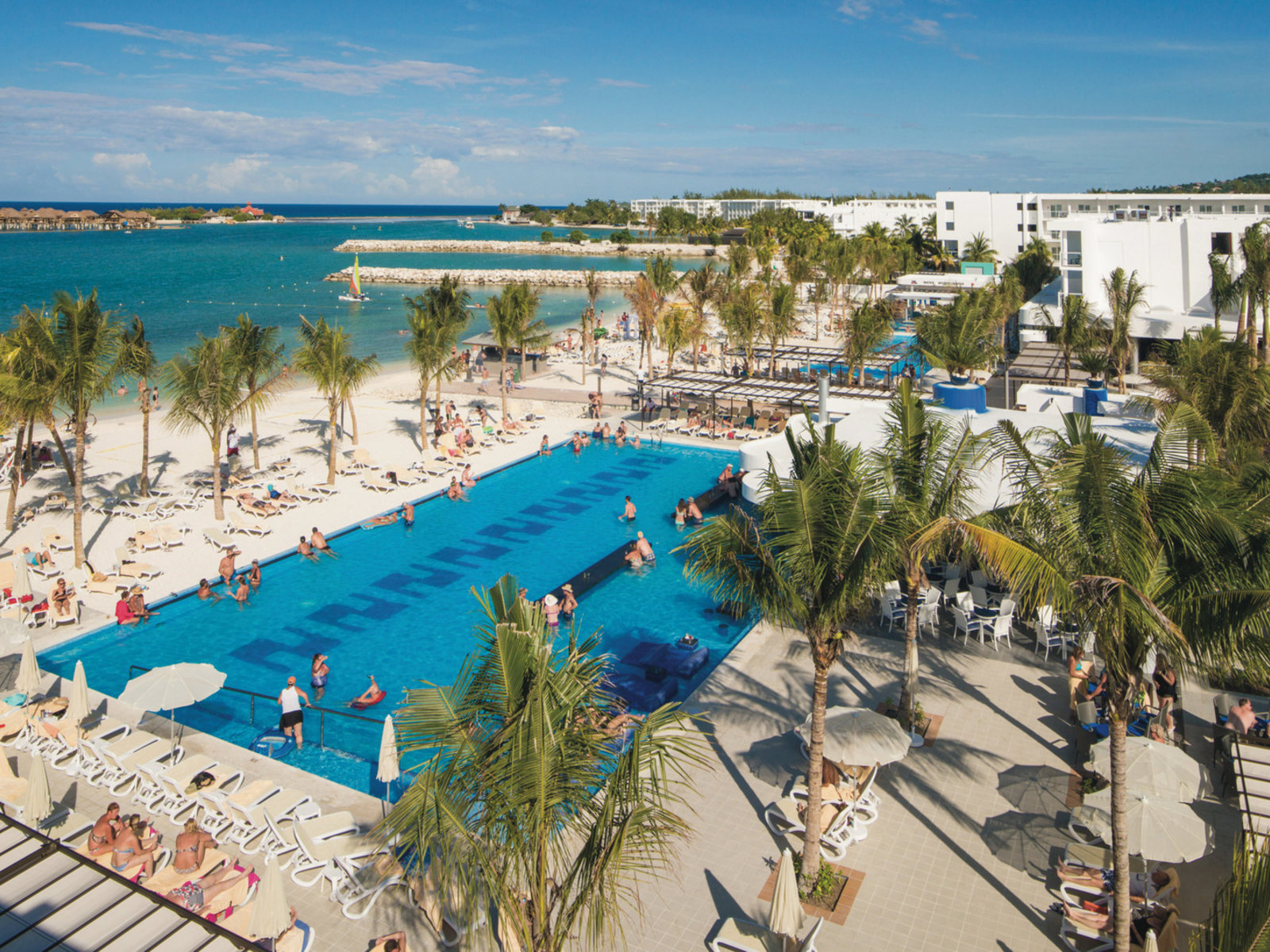 Infinitypool mit Swim-up Bar