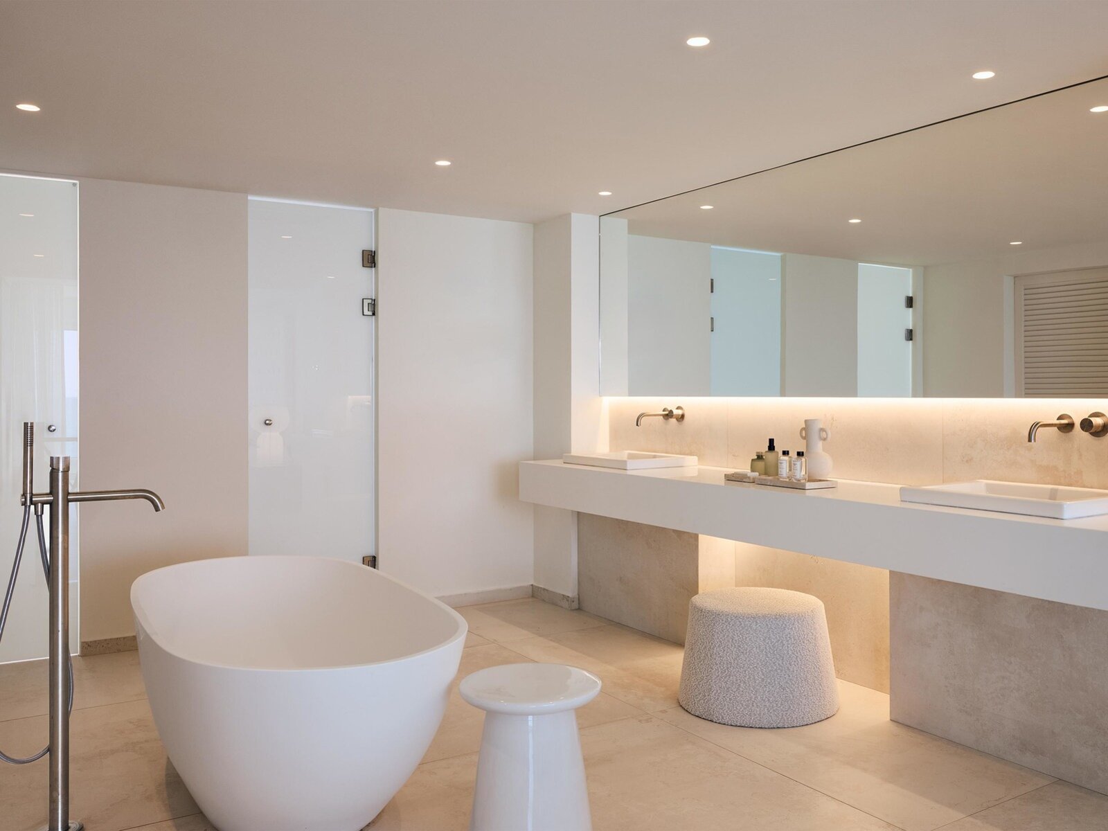 Wohnbeispiel Amirandes 2-Bedroom White Suite