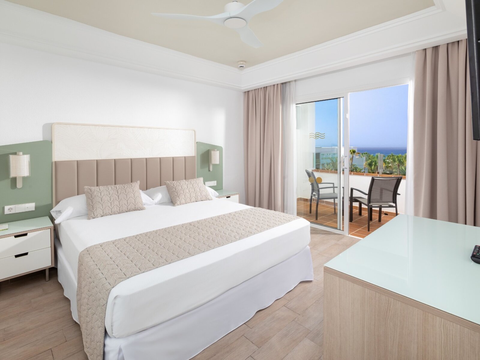 Wohnbeispiel Family Room (2 Bedrooms) with Garden View