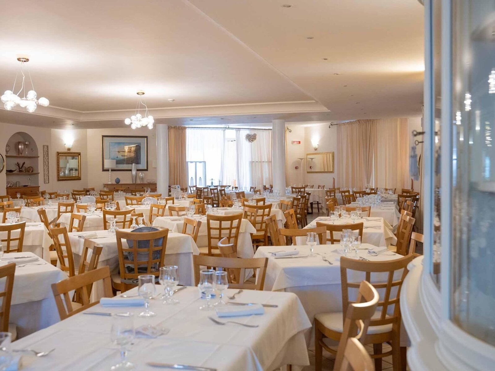 MAIN RESTAURANT