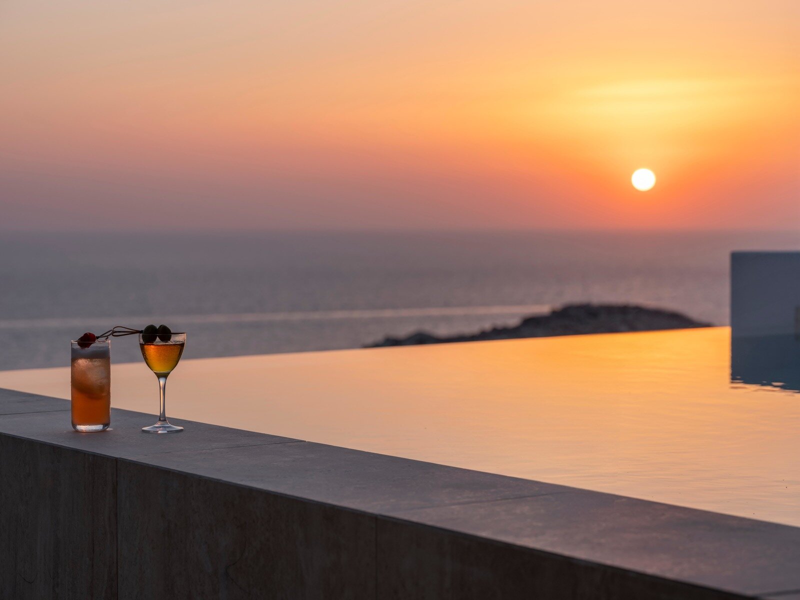Wohnbeispiel Two Bedroom Sunset  Sea View Suite with pool