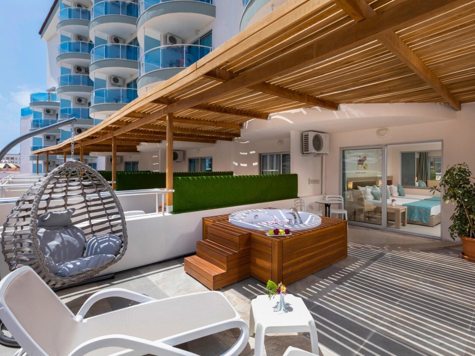 Wohnbeispiel Terrace Jacuzzi Room