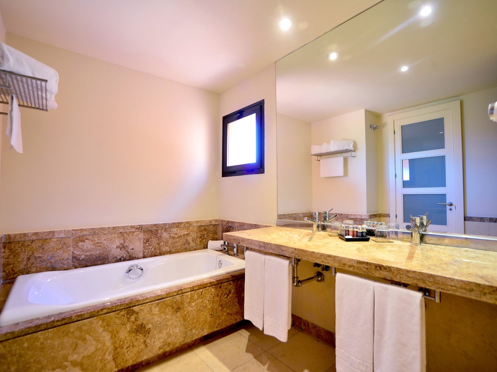 Wohnbeispiel 3 Bedrooms Luxury with 3 bathrooms