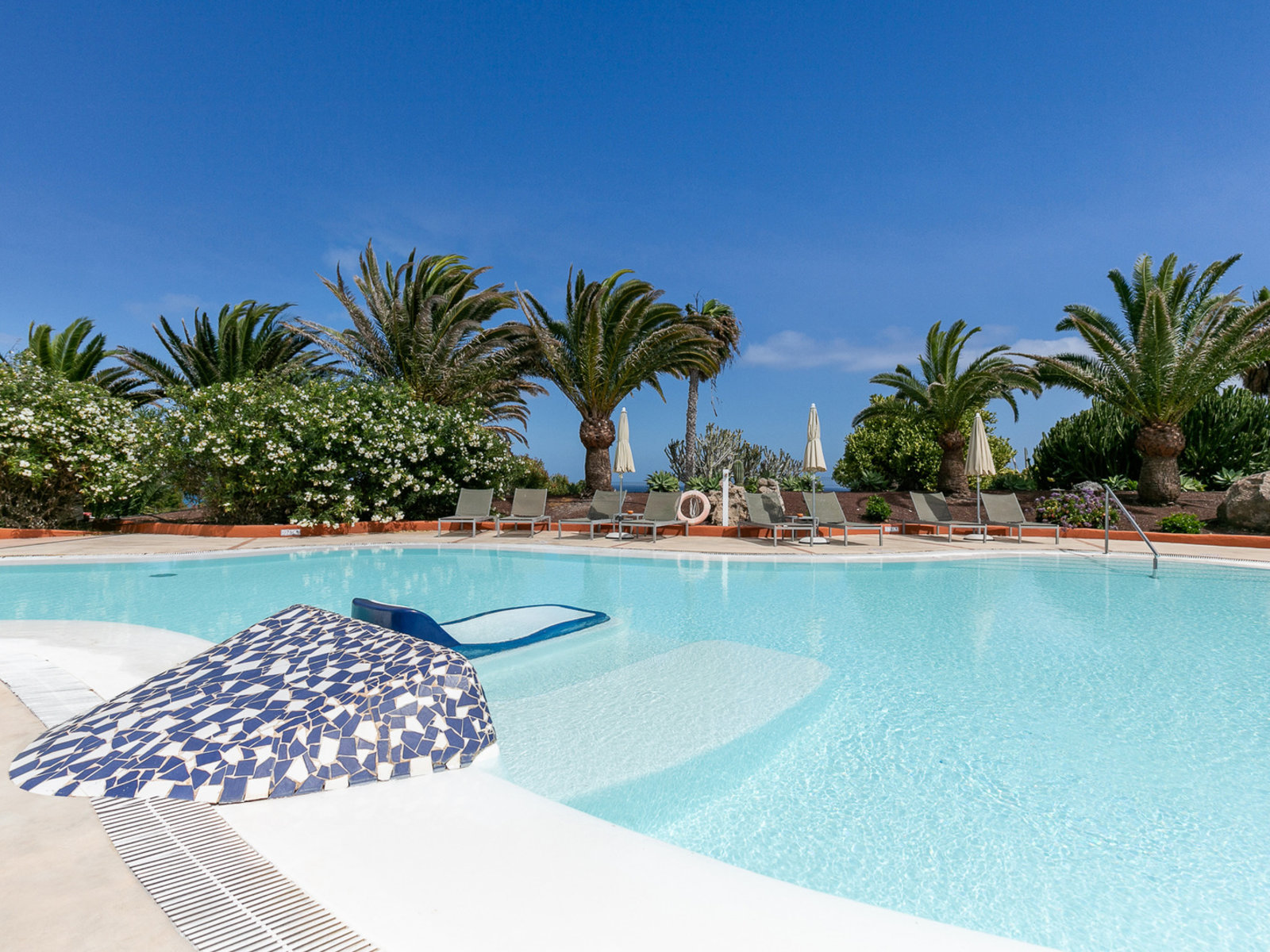 Integrated children's/baby pool