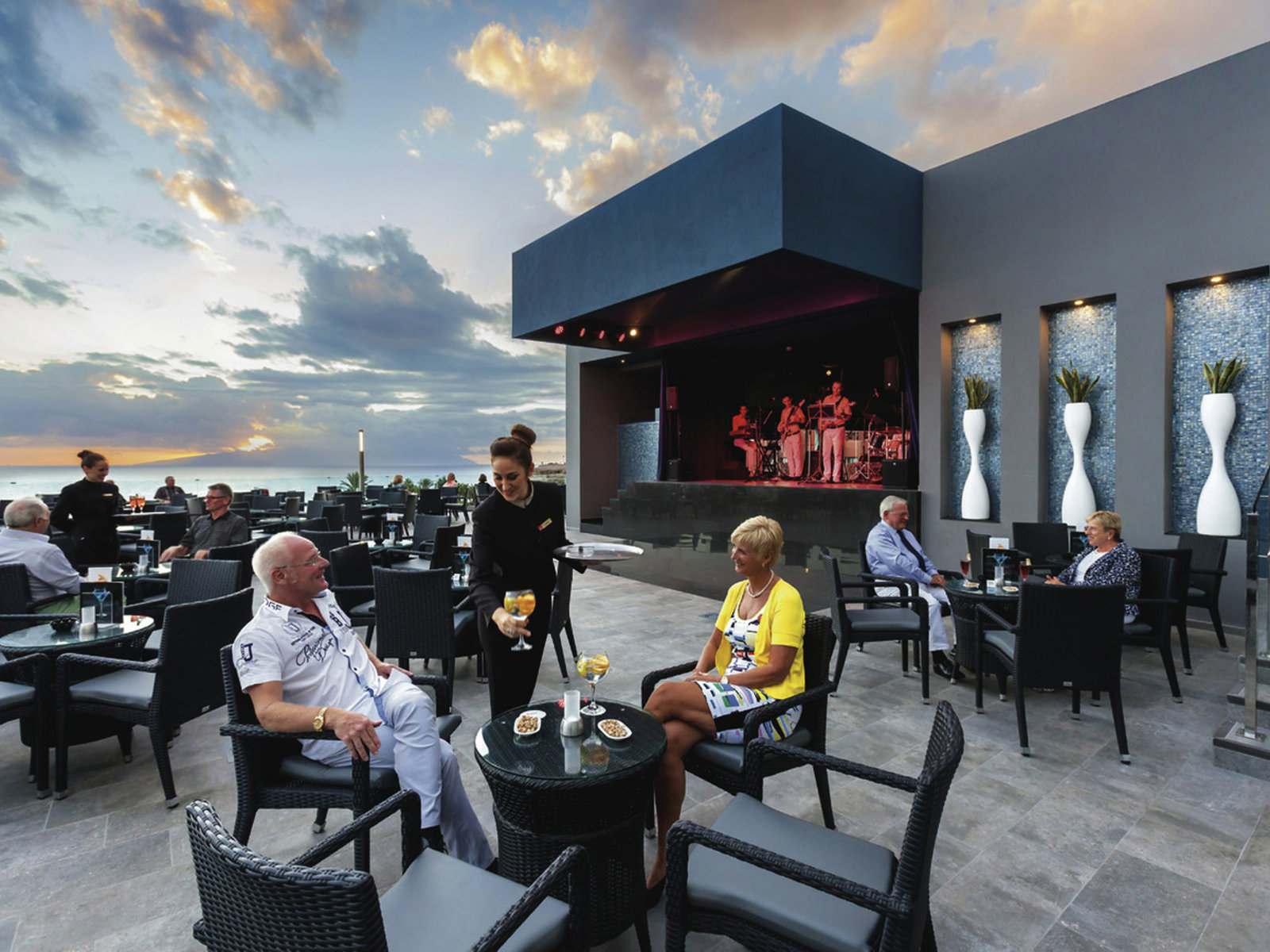 Salonbar mit Terrasse