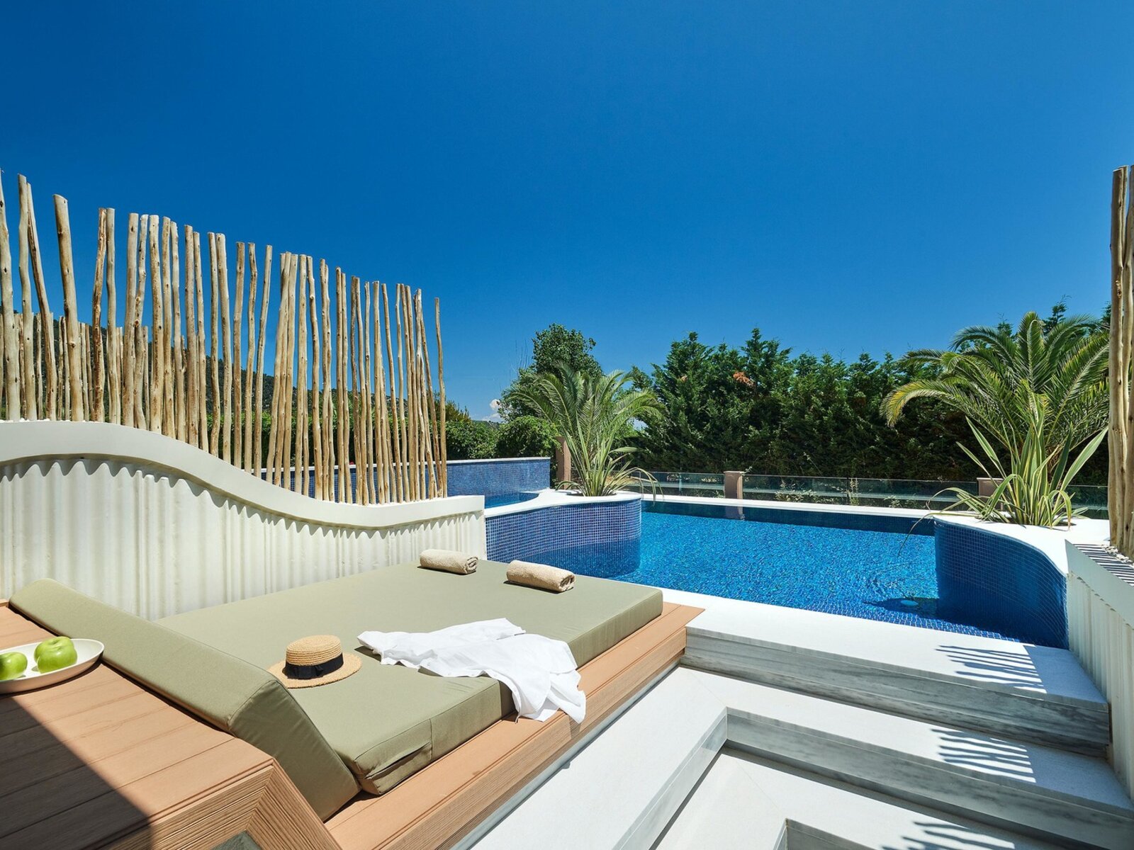 Wohnbeispiel Deluxe Room Sharing Pool