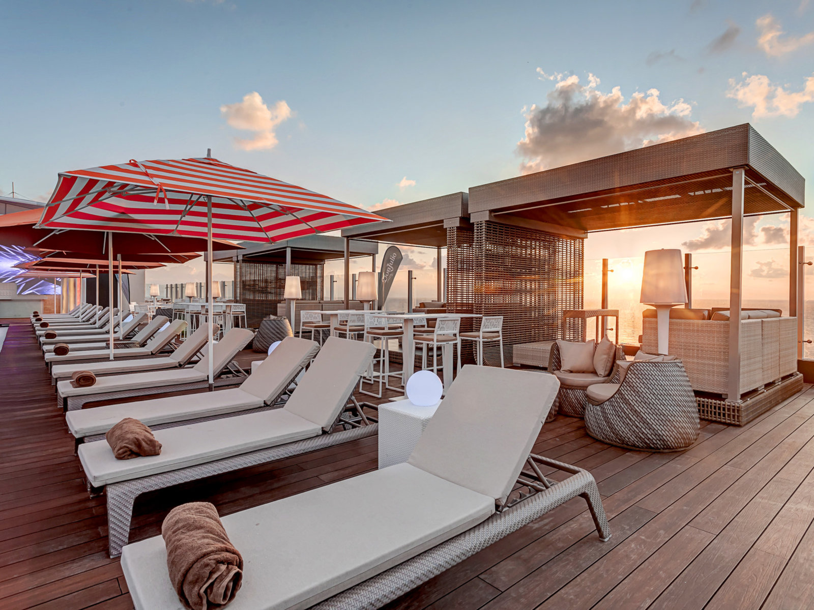 Level 18 – Rooftop Cabana $