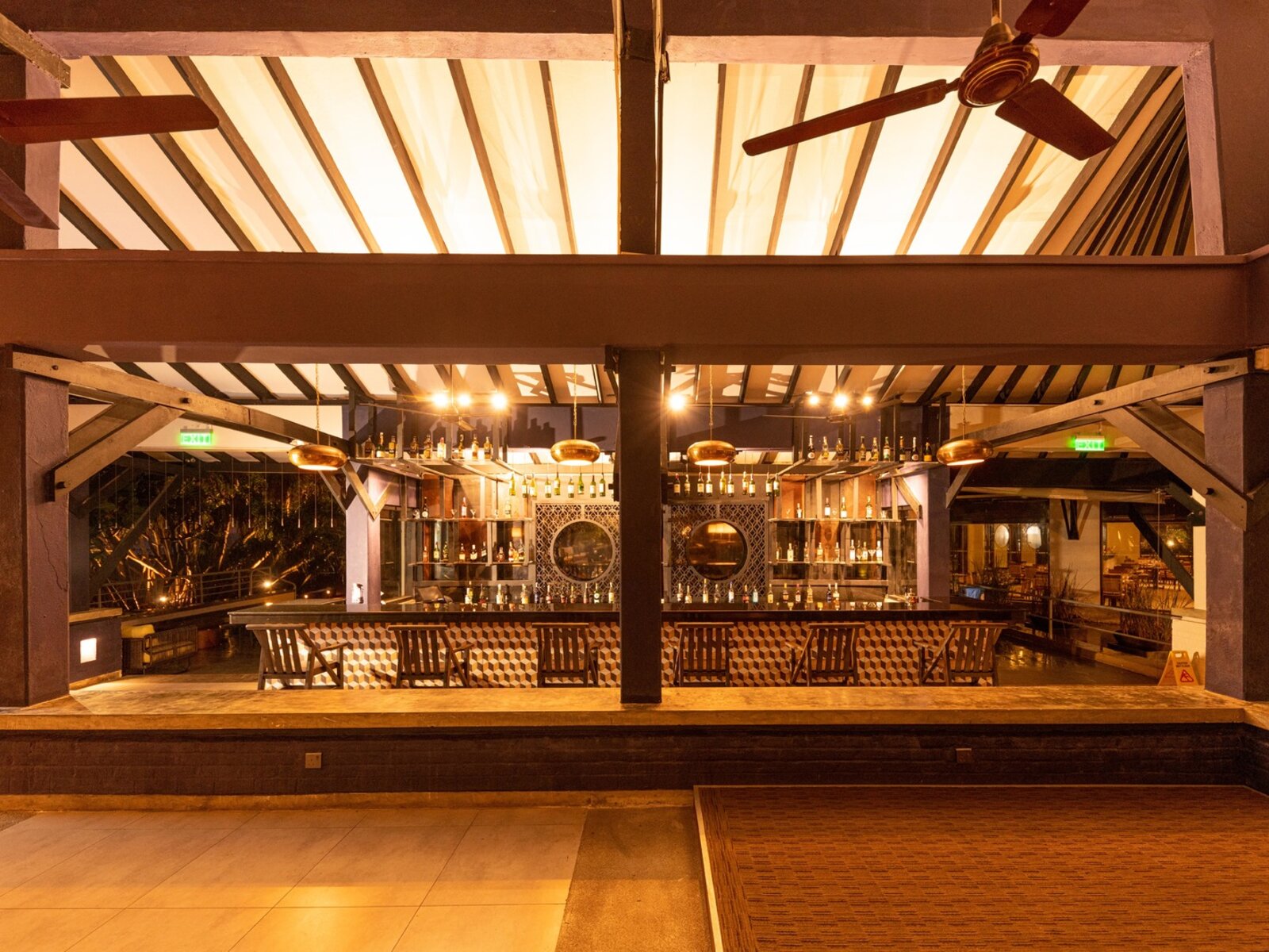 Aqua Bar & Lounge