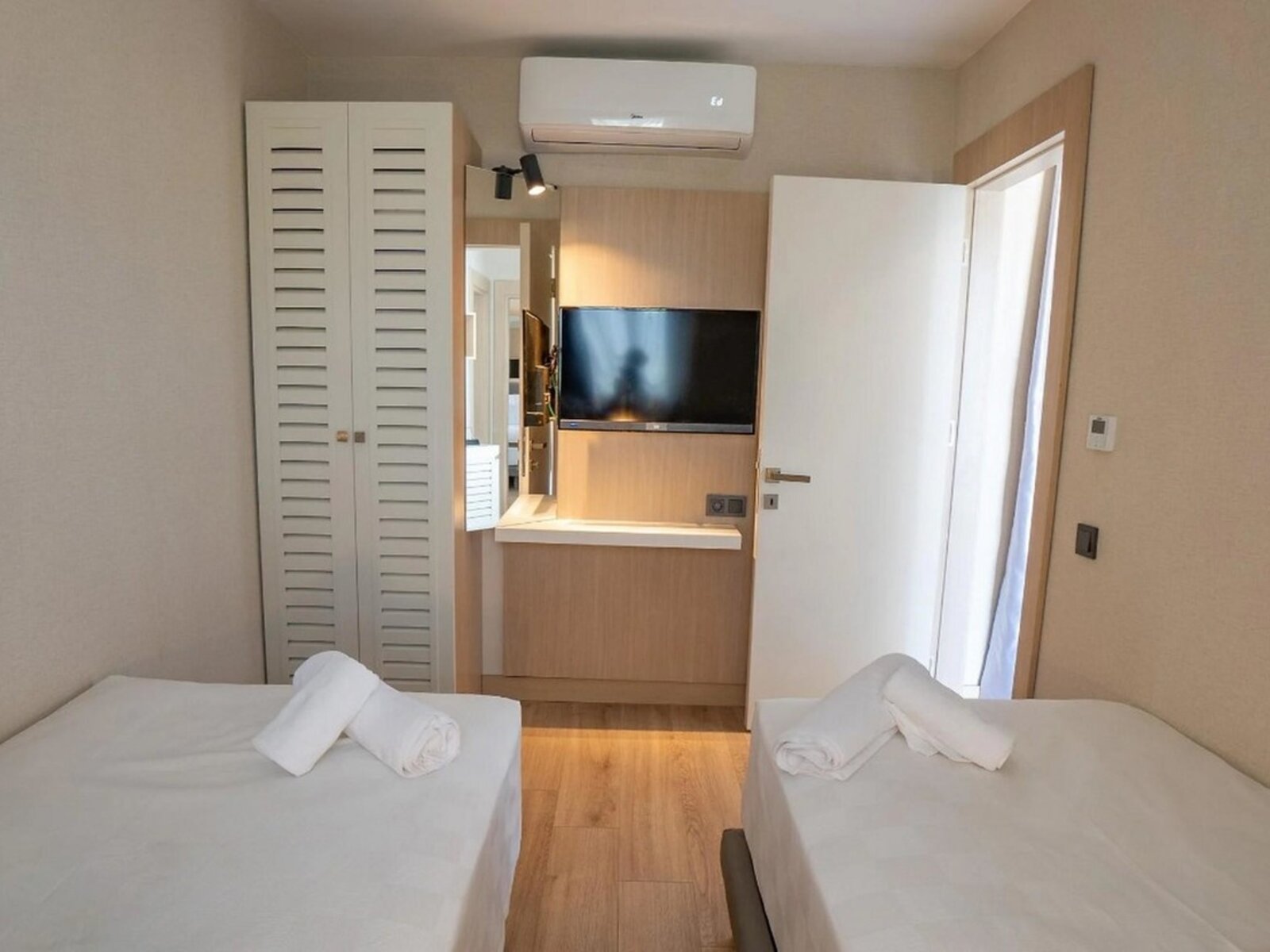 Wohnbeispiel Family Room with Connecting Door