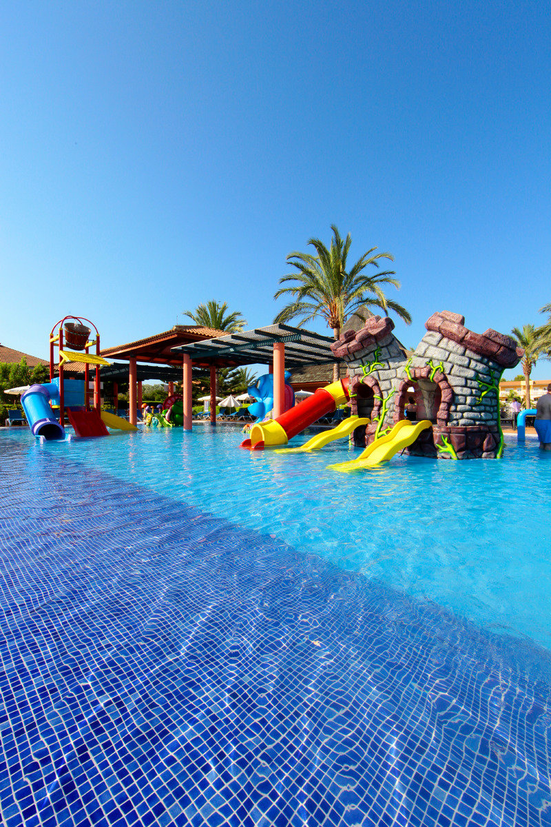 Pool mit Piratenboot
