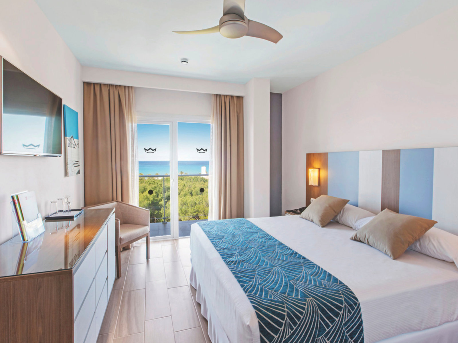 Wohnbeispiel Suite with Frontal Sea View