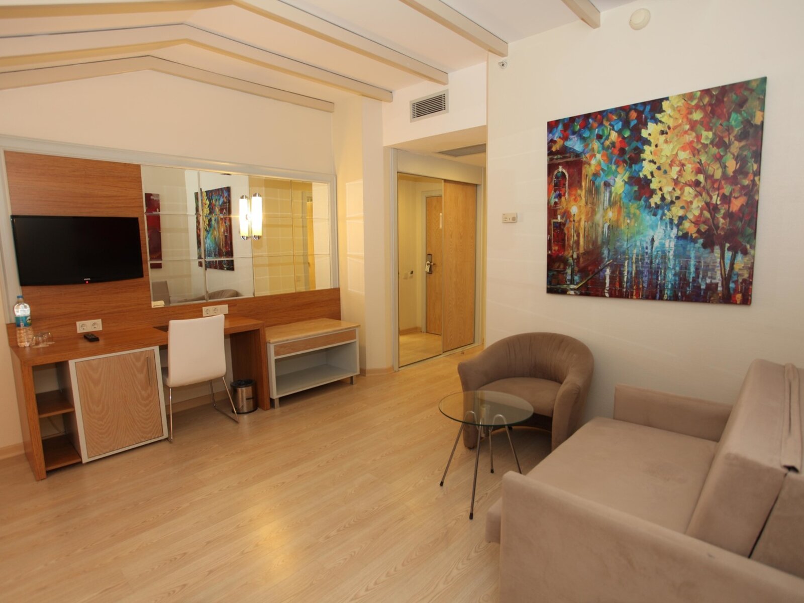Wohnbeispiel Family Land View Room