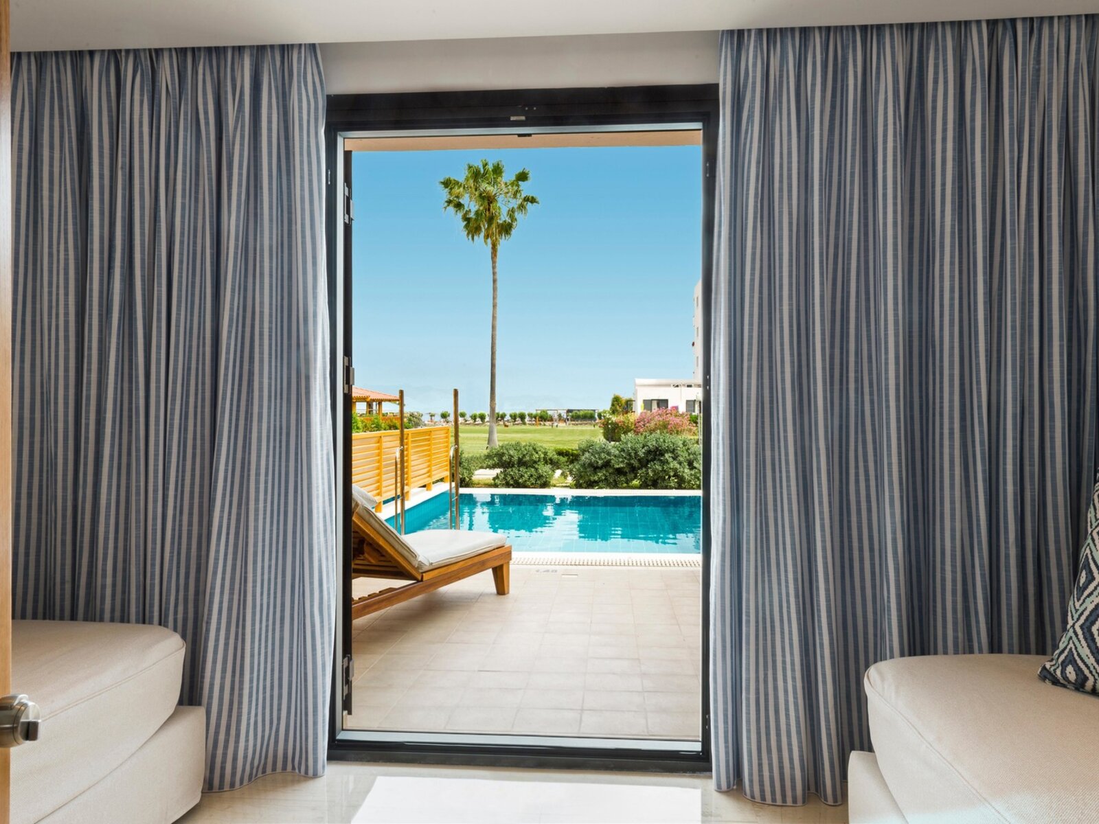 Wohnbeispiel Family Room Private Pool