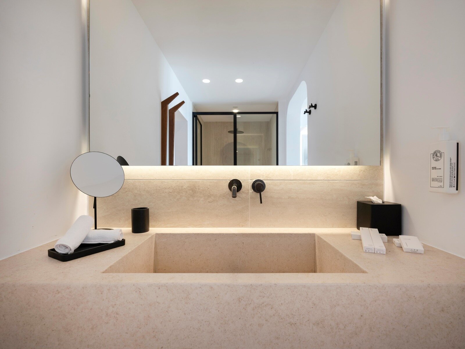 Wohnbeispiel Two Bedroom Sunset  Sea View Suite with pool