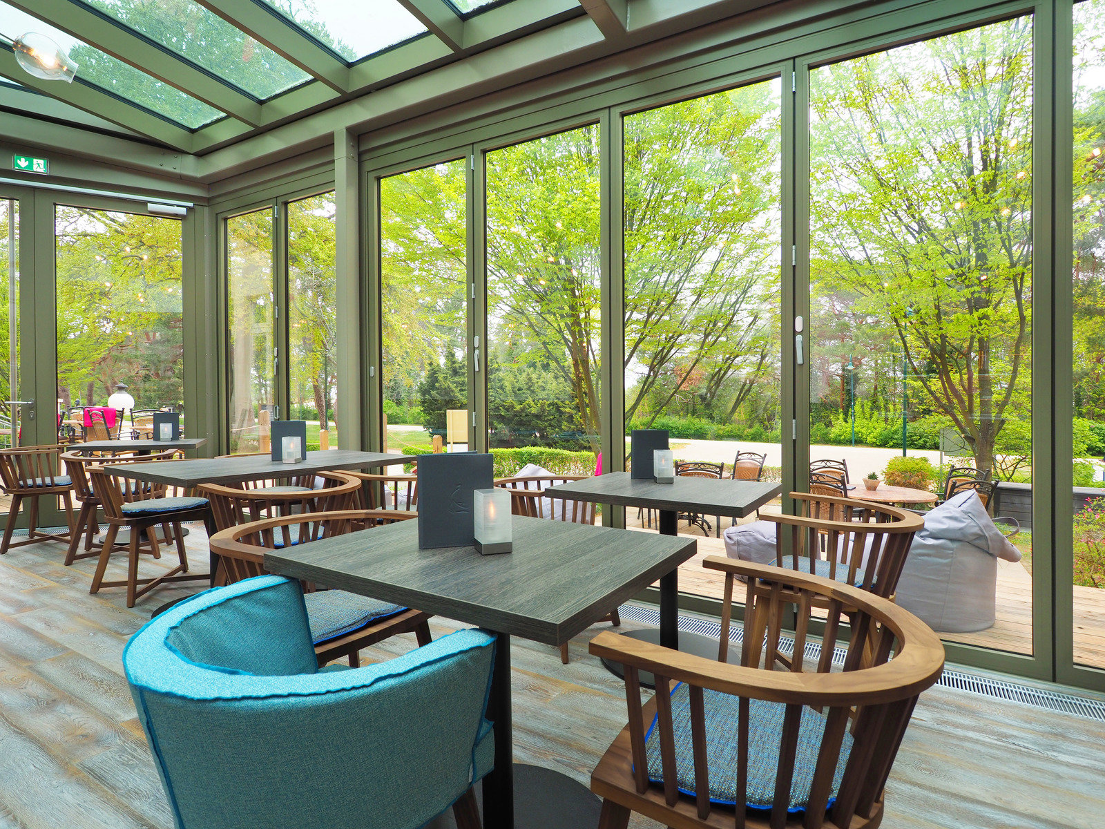 Luv & Lee Bistro, Garten, Bar