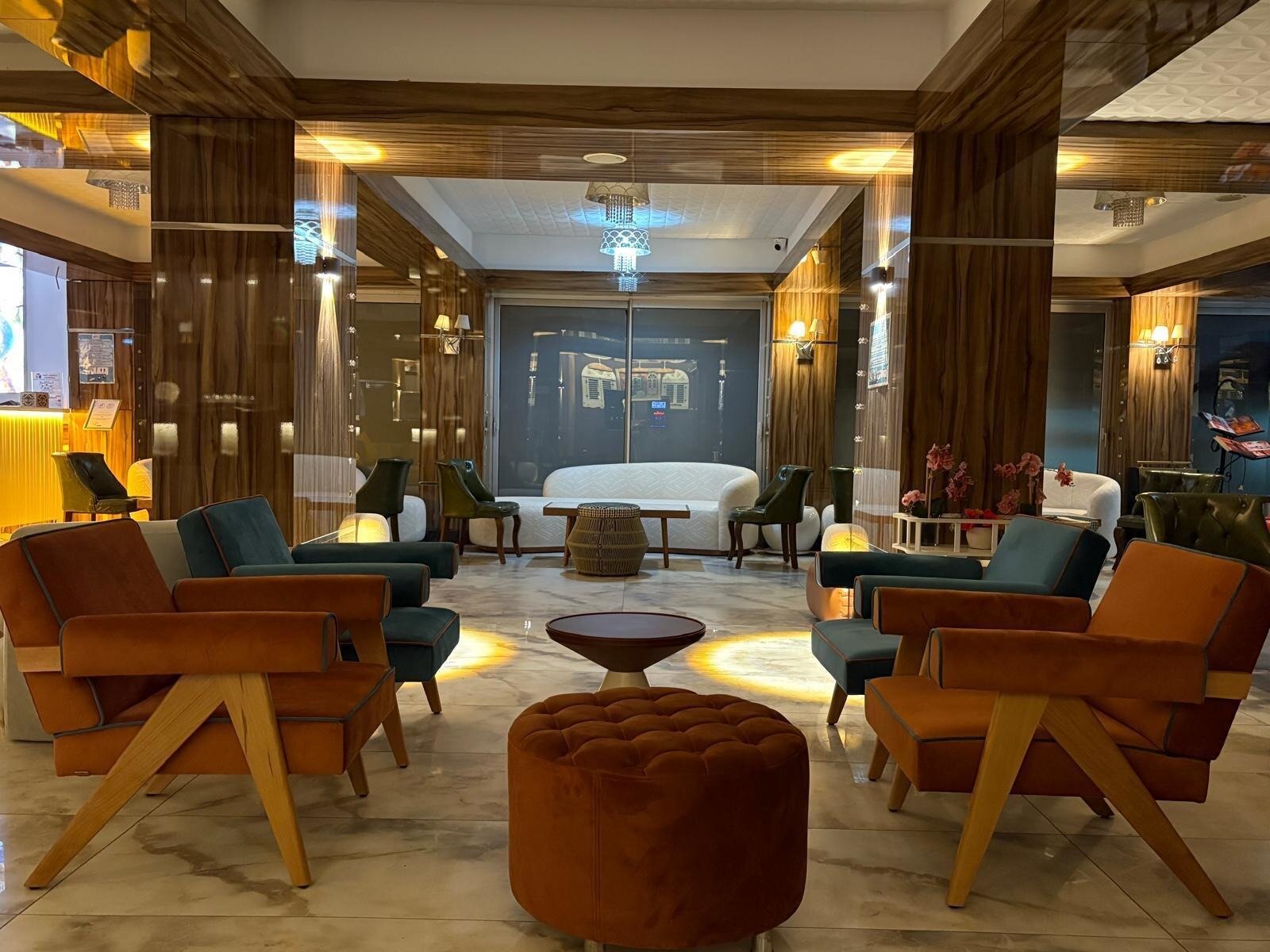 LOBBY BAR