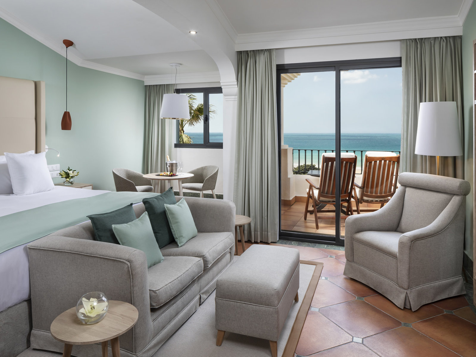 Wohnbeispiel Double Red Level Front Ocean View