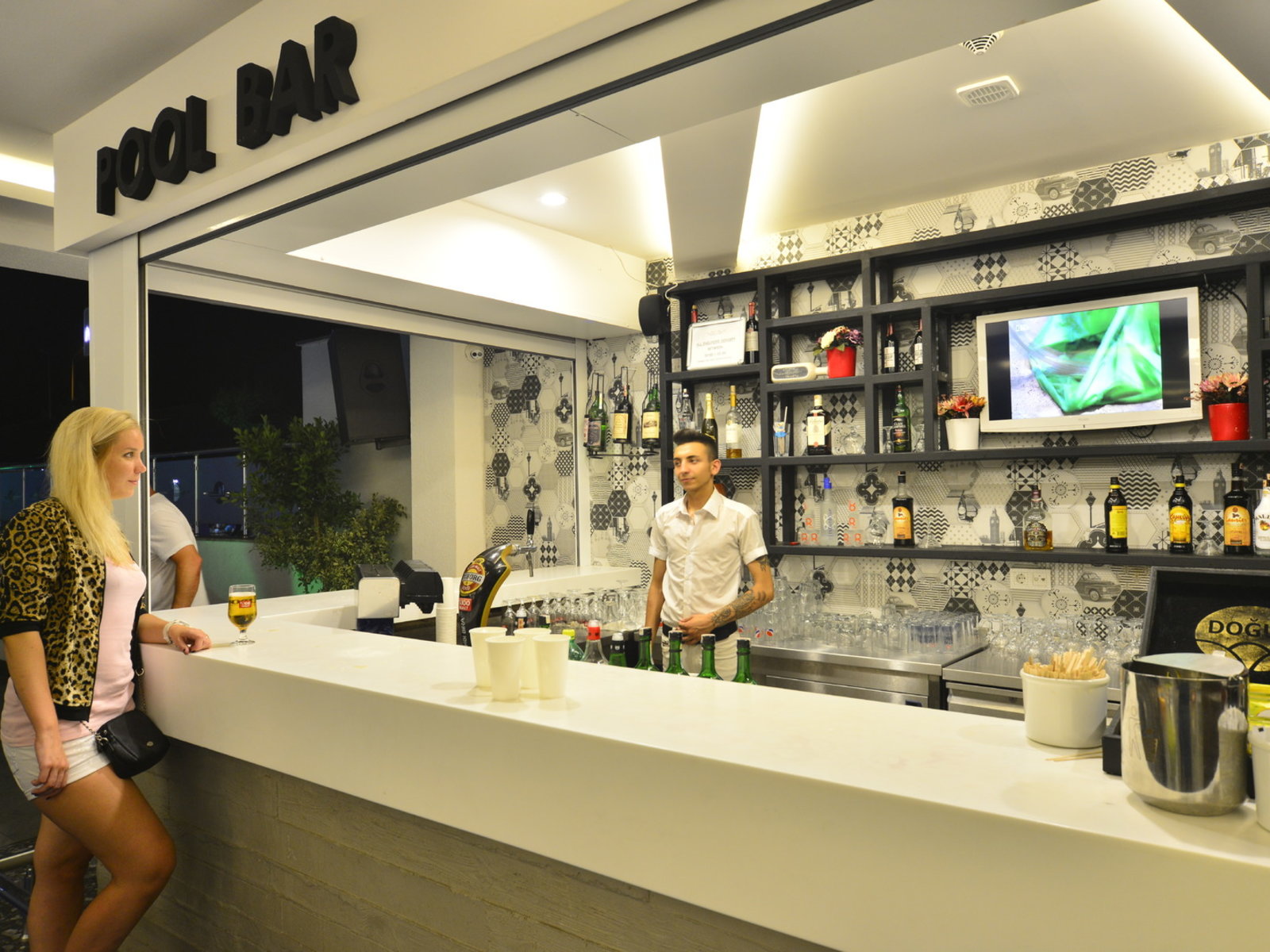 POOL BAR