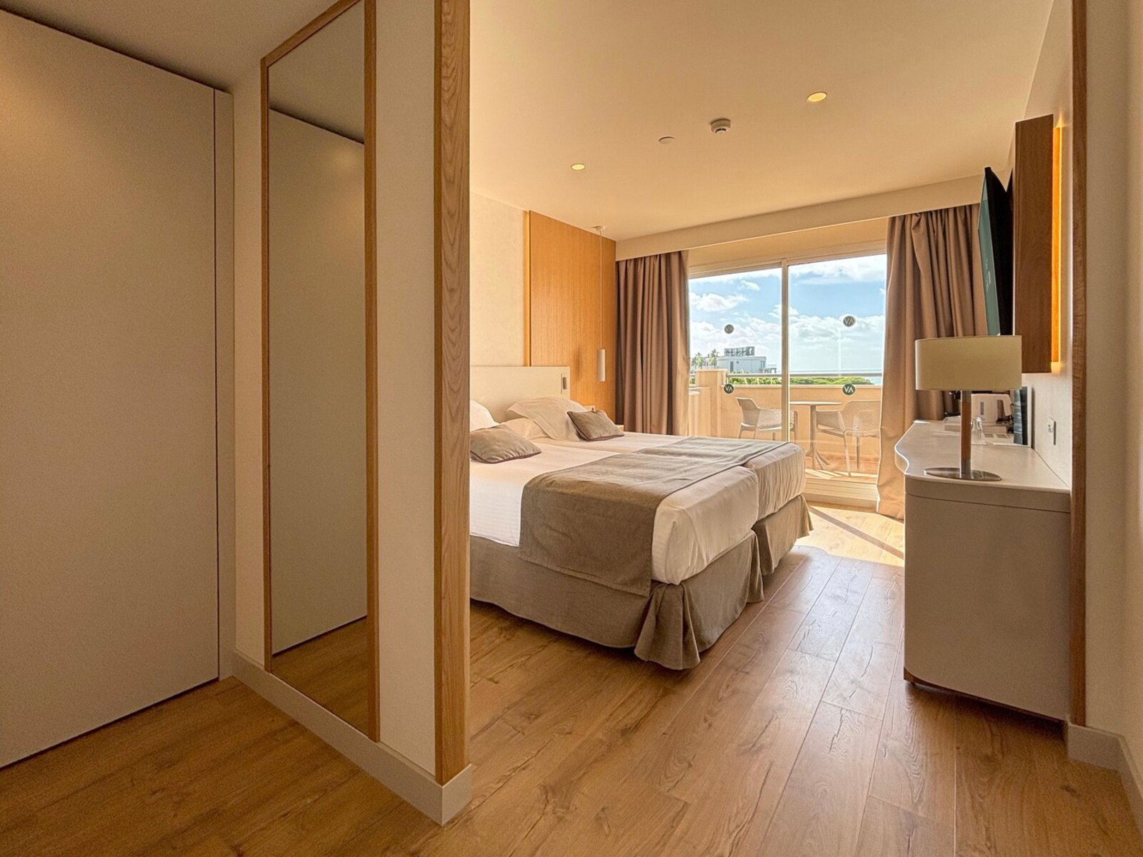 Wohnbeispiel Double Room Standard Frontal Sea View Premium