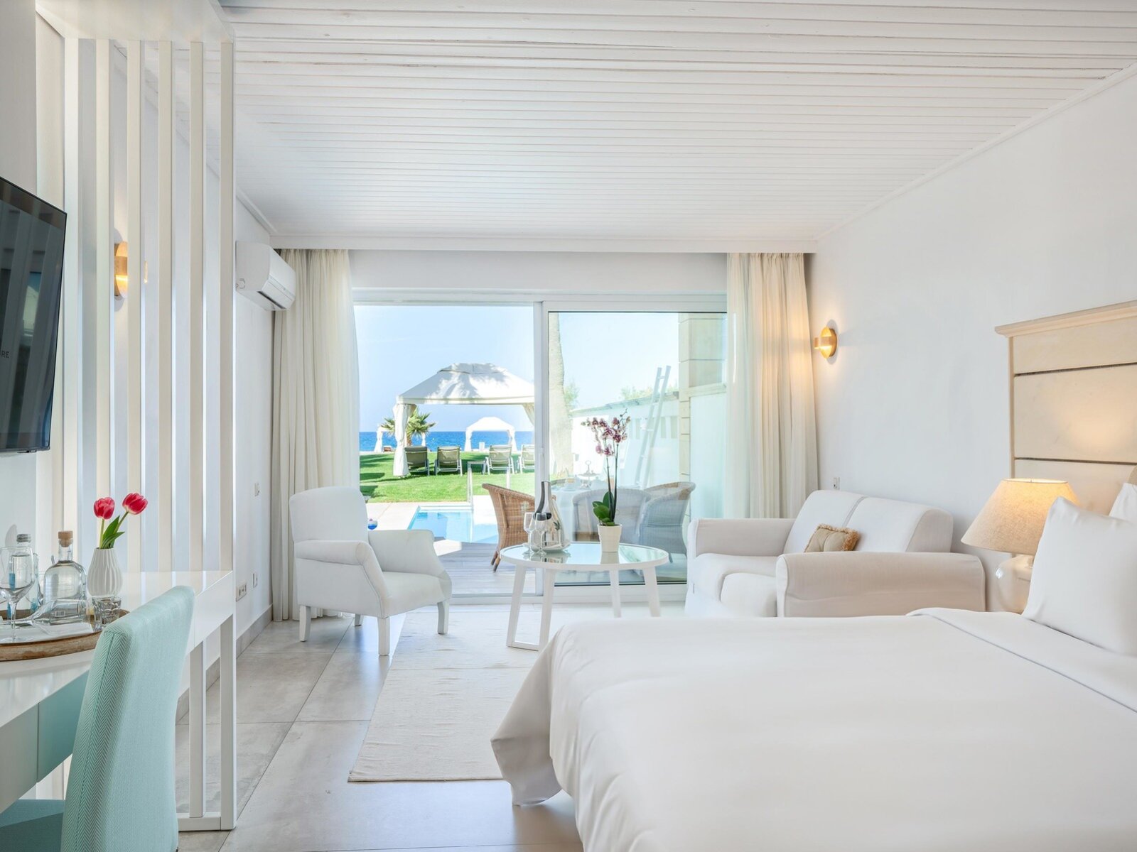 Wohnbeispiel JUNIOR SUITE SEA FRONT PRIVATE POOL