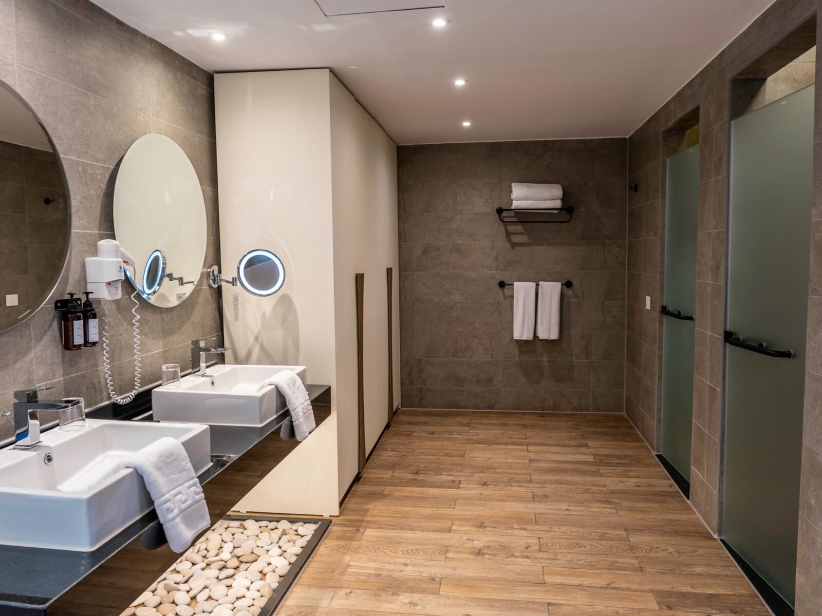 Wohnbeispiel Posh Club Jacuzzi Suite
