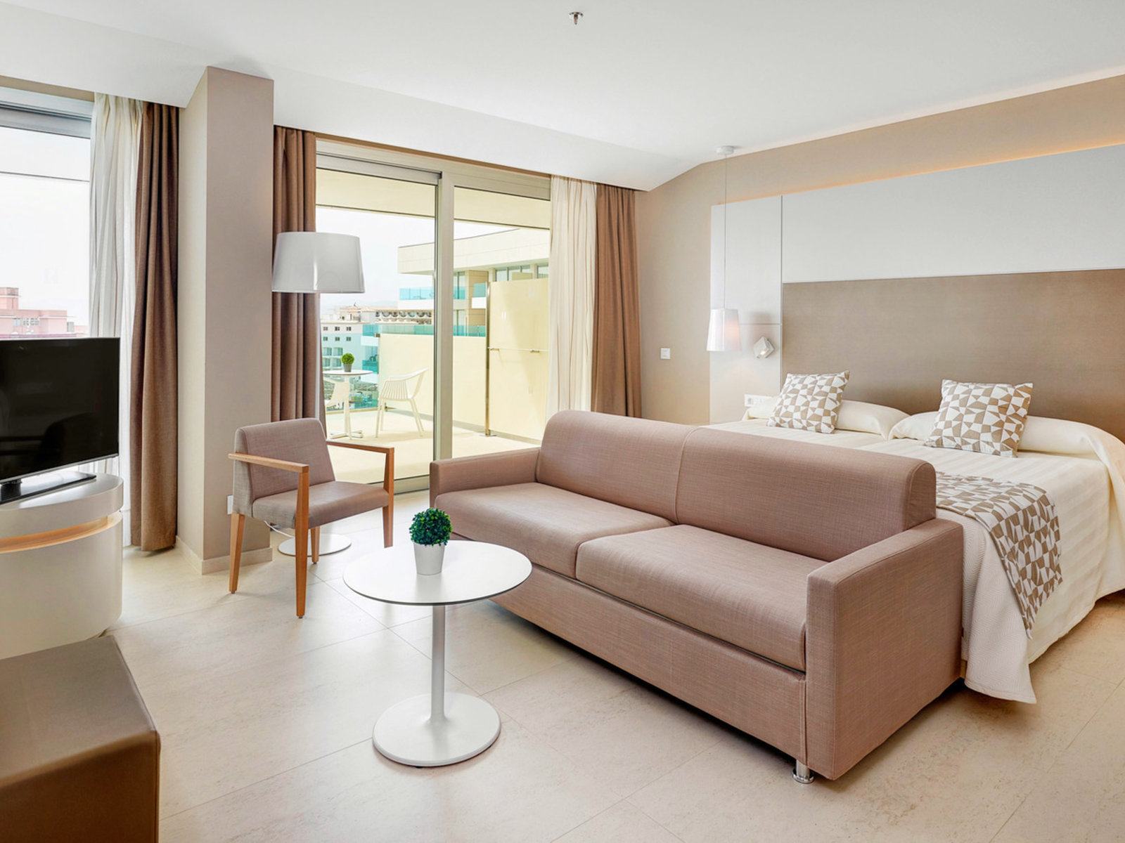 Wohnbeispiel Junior suite Pool view