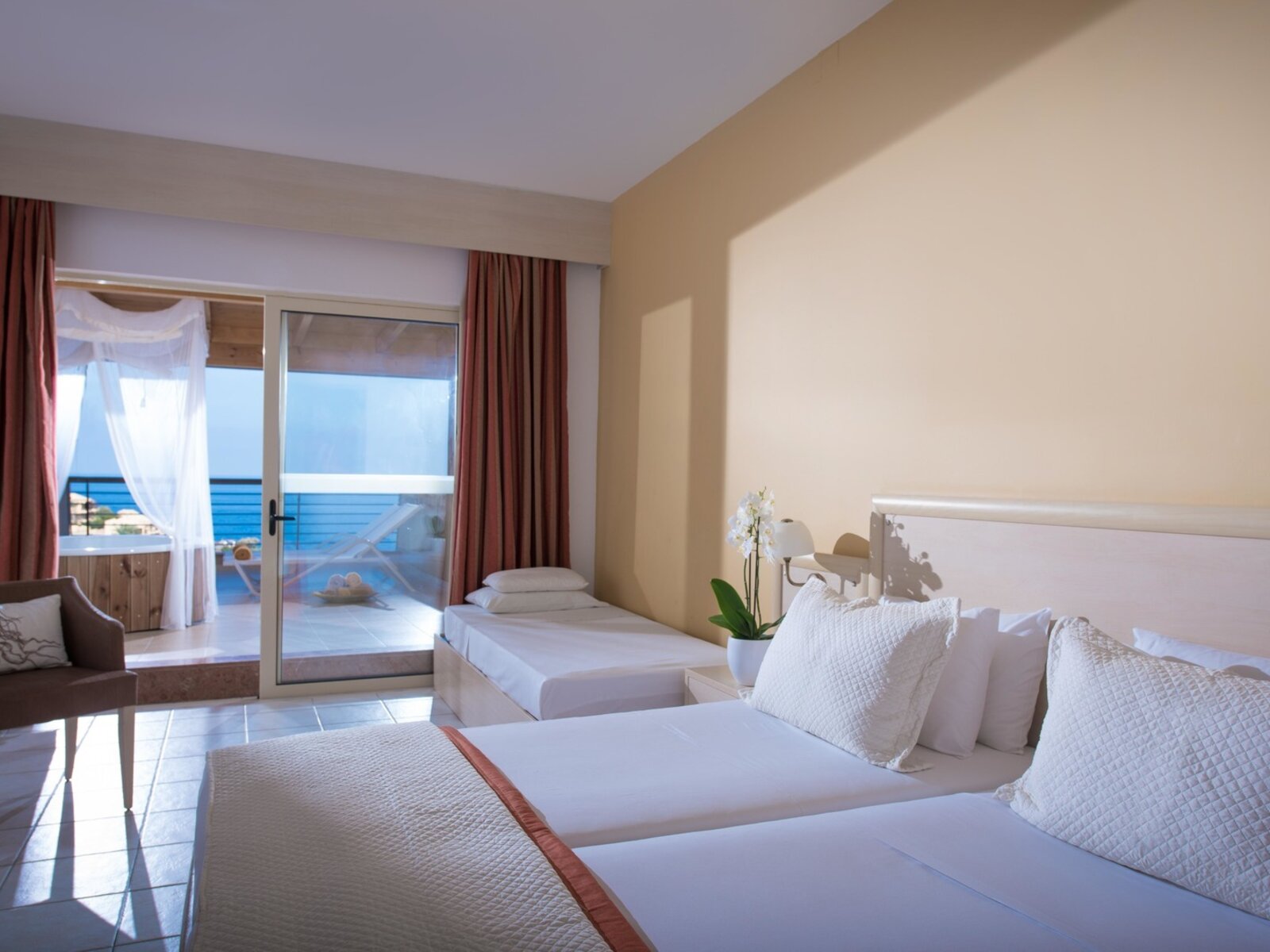 Wohnbeispiel Executive Double Sea View with Outdoor Jacuzzi