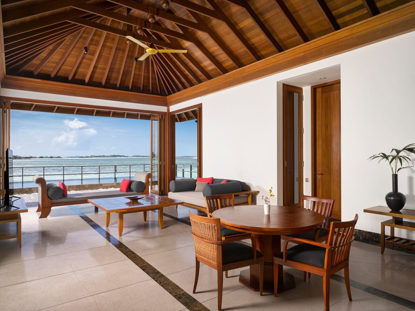Wohnbeispiel Two Bedroom Ocean Suite with Pool
