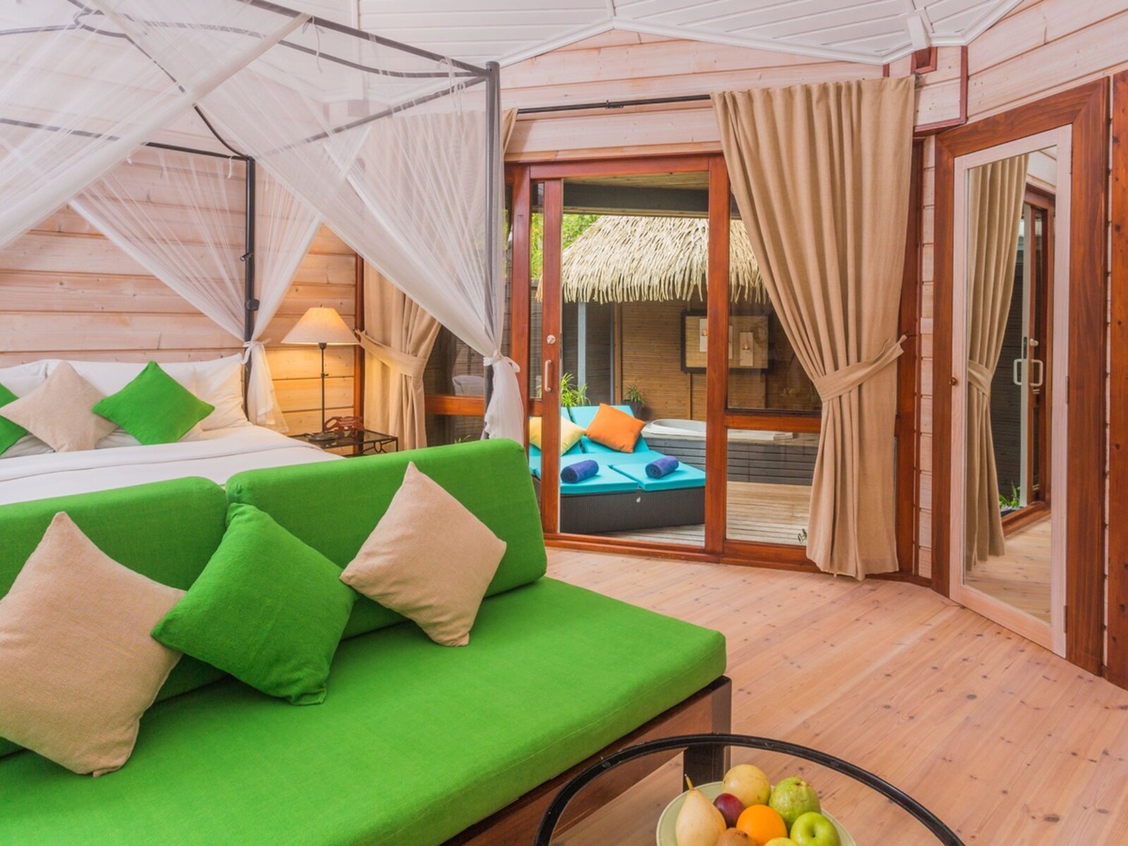 Wohnbeispiel Sangu Jacuzzi Beach Villa