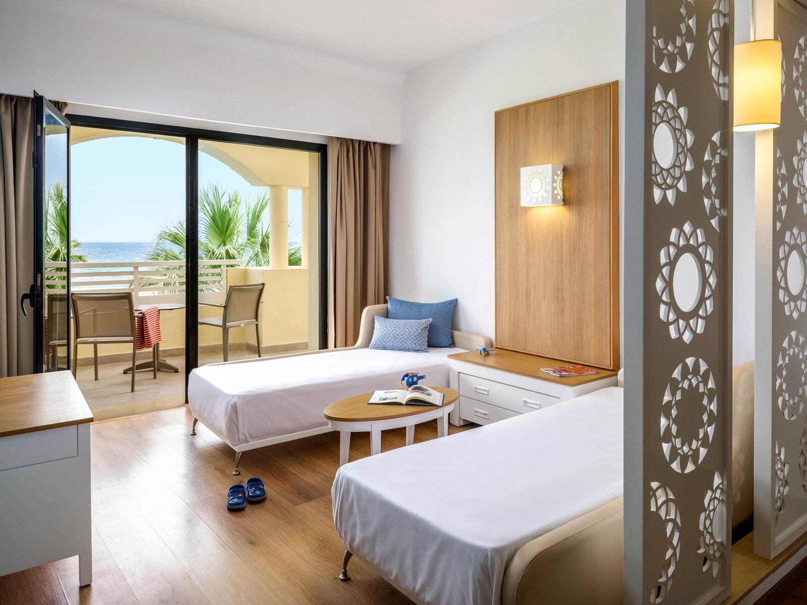 Wohnbeispiel Family Room  with separate bedroom and living room Seaview