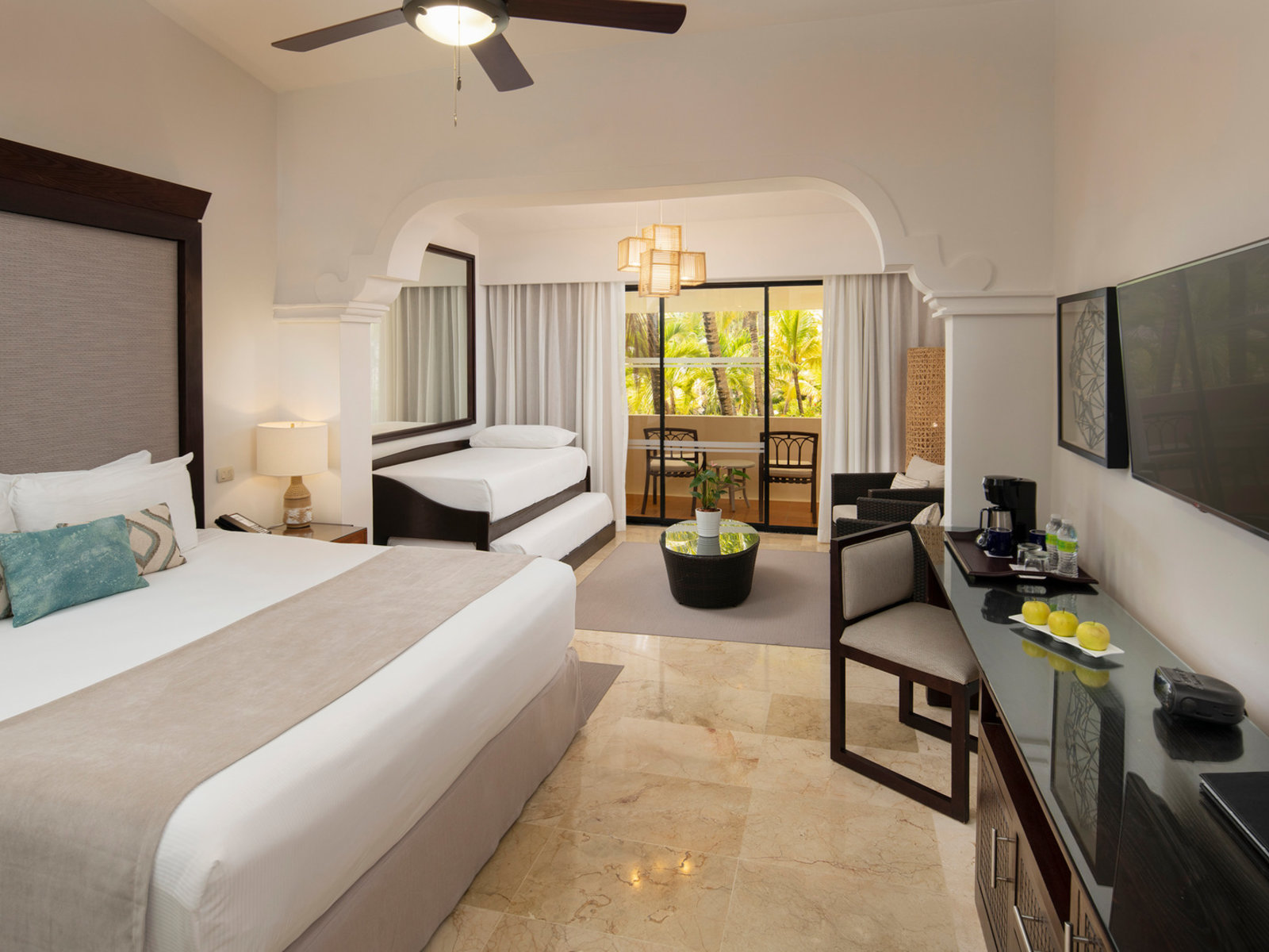 Wohnbeispiel Family Room Tropical Palms