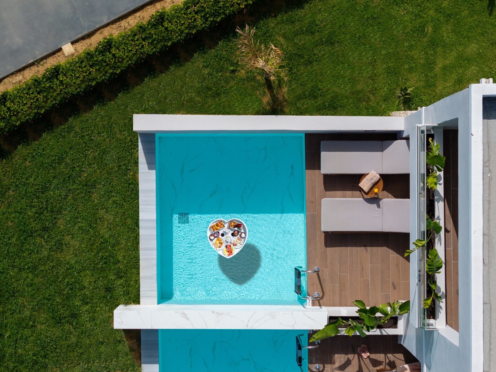 Wohnbeispiel Superior Aqua Suite Private Pool („AI-generated“)