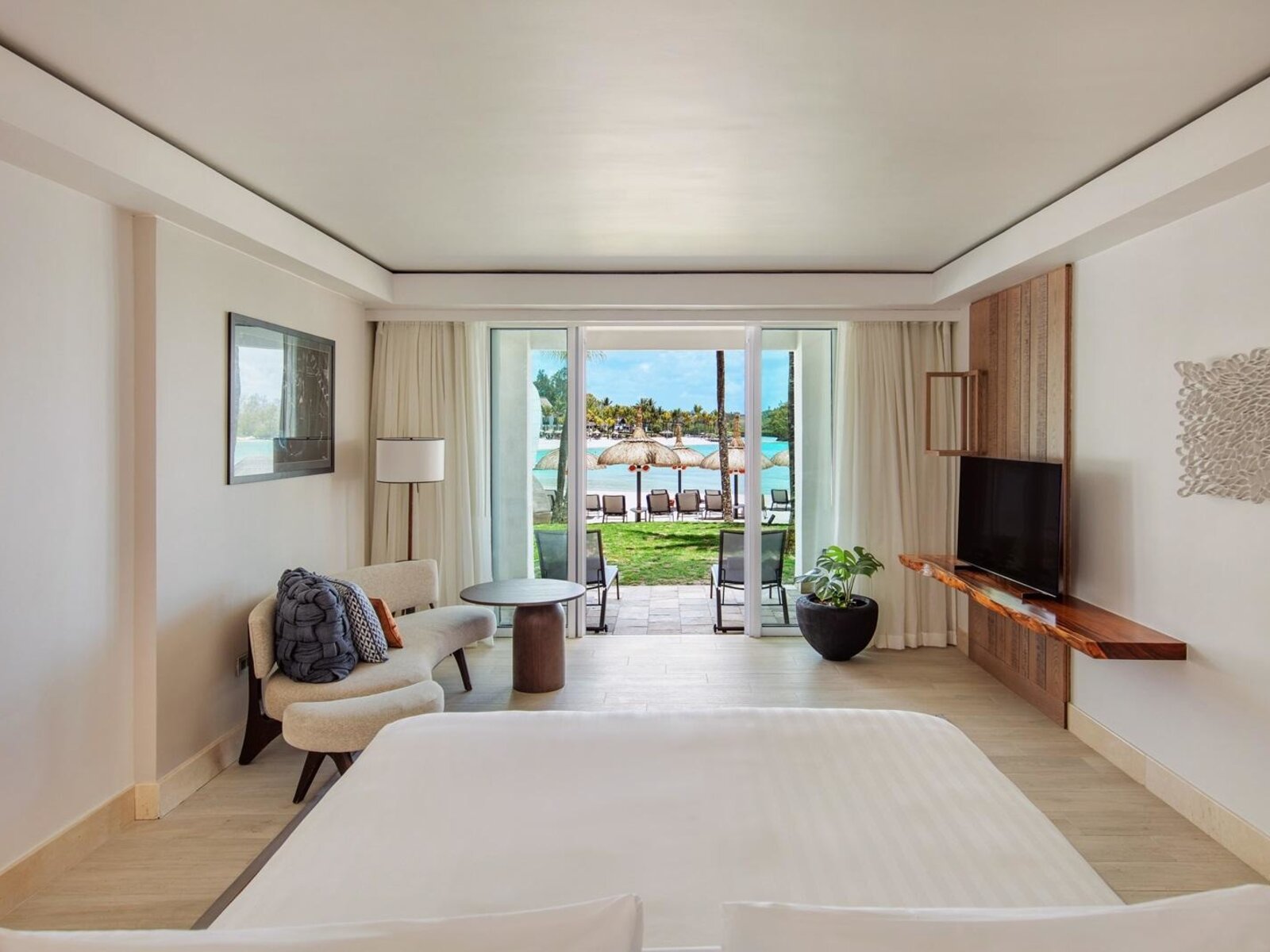 Wohnbeispiel Frangipani Signature Beachfront Suite