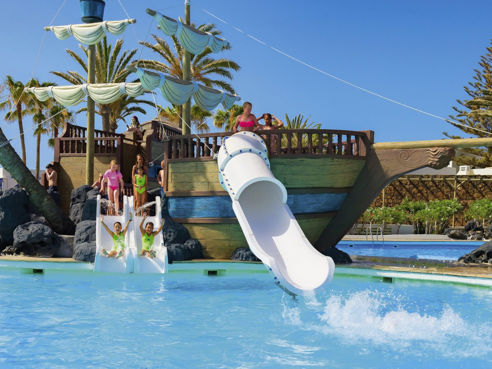 Pool mit Piratenschiff und Rutschen