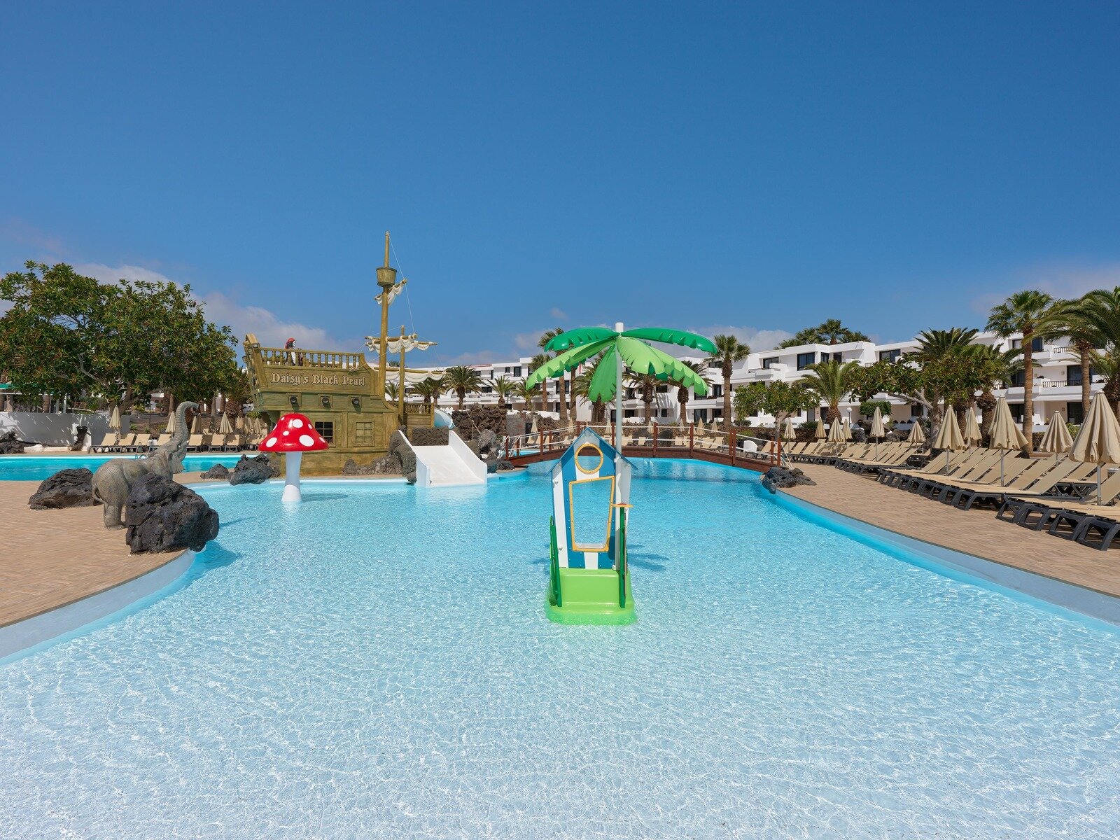 Pool mit Piratenschiff und Rutschen