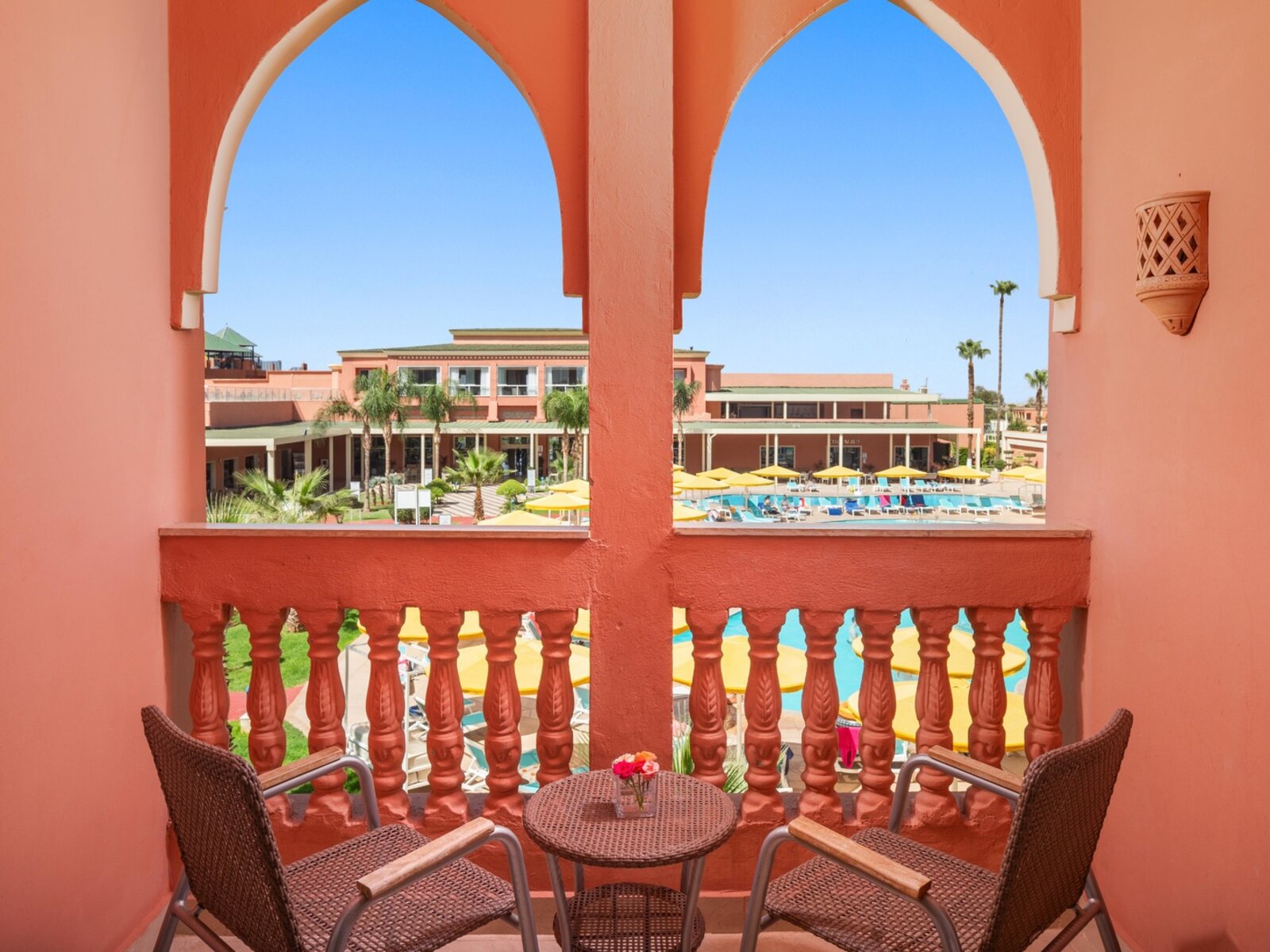 Wohnbeispiel Family Room Pool View