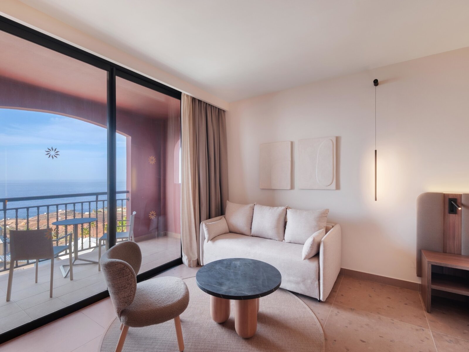 Wohnbeispiel 2 Double Beds Partial Sea View Deluxe Junior Suite