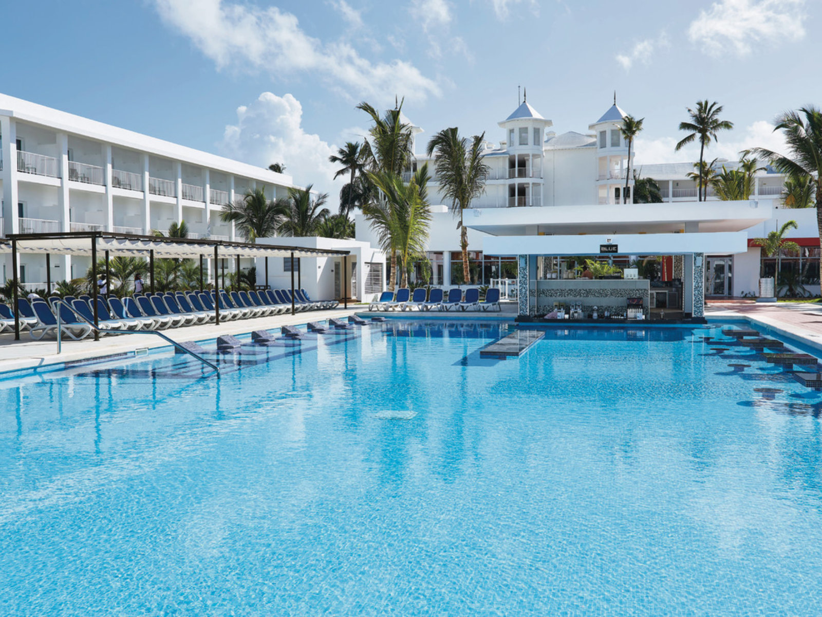 Blue mit Swim up Bar (Swim up ab 18 J.)