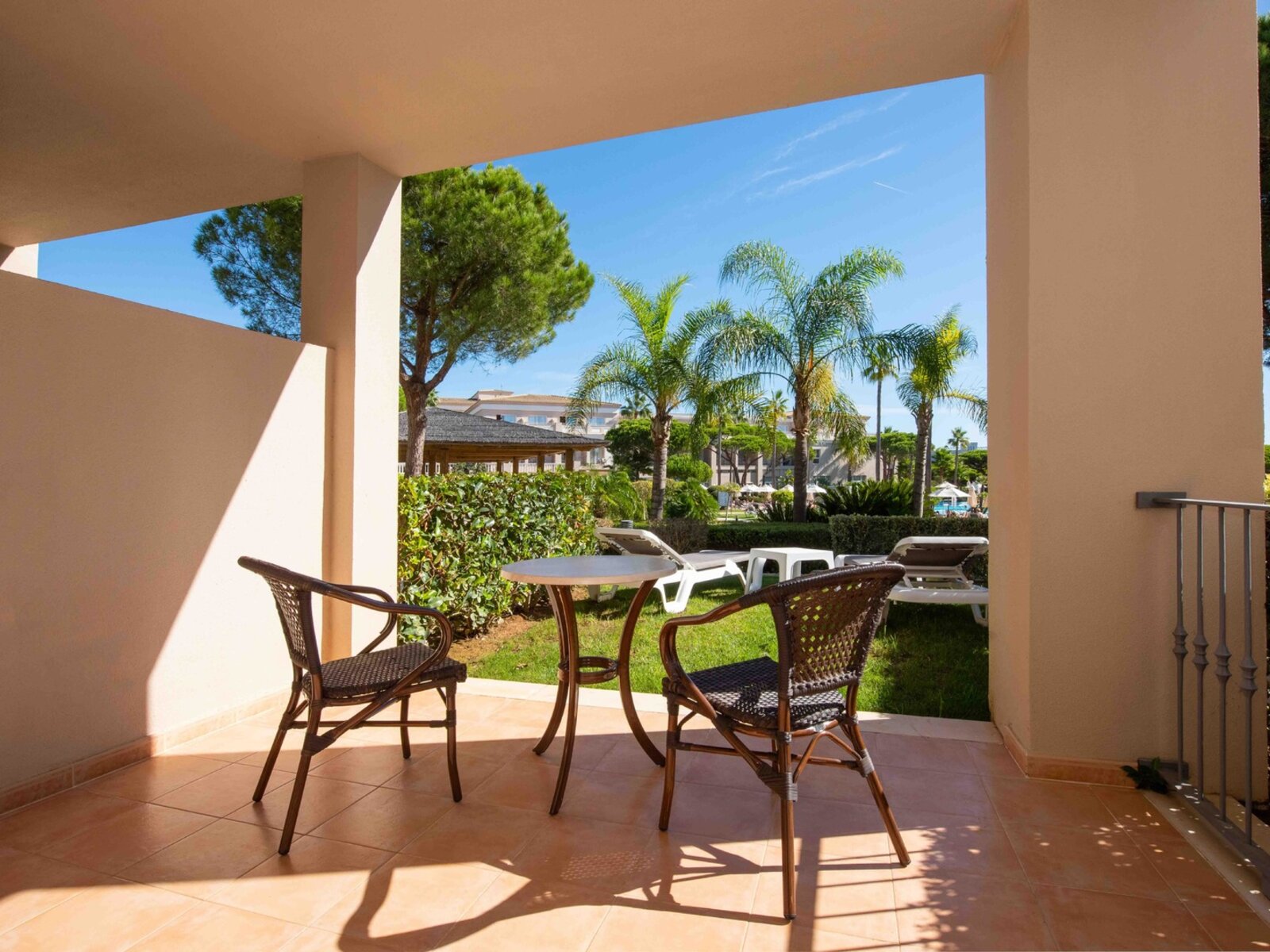 Wohnbeispiel Family Room With Garden