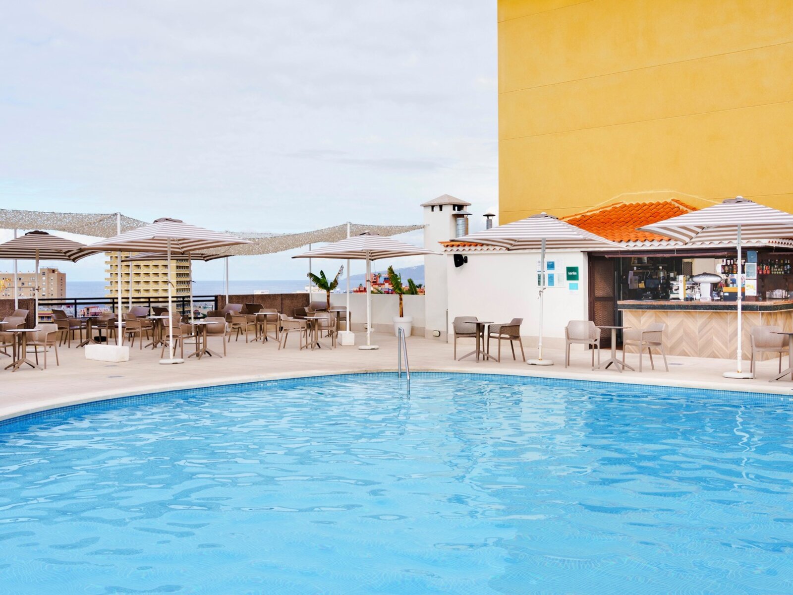 Kentia Pool Club
