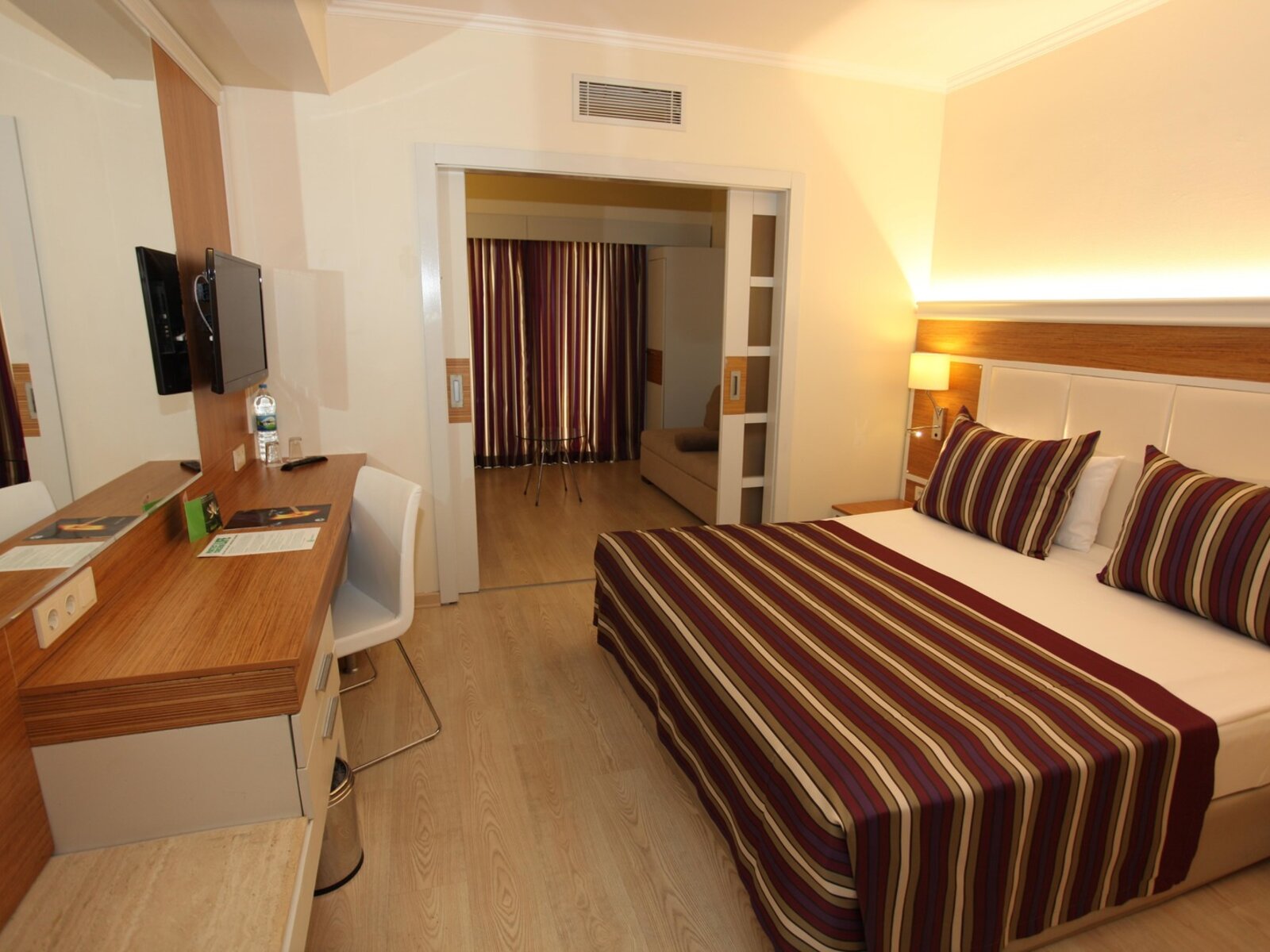 Wohnbeispiel Family Land View Room