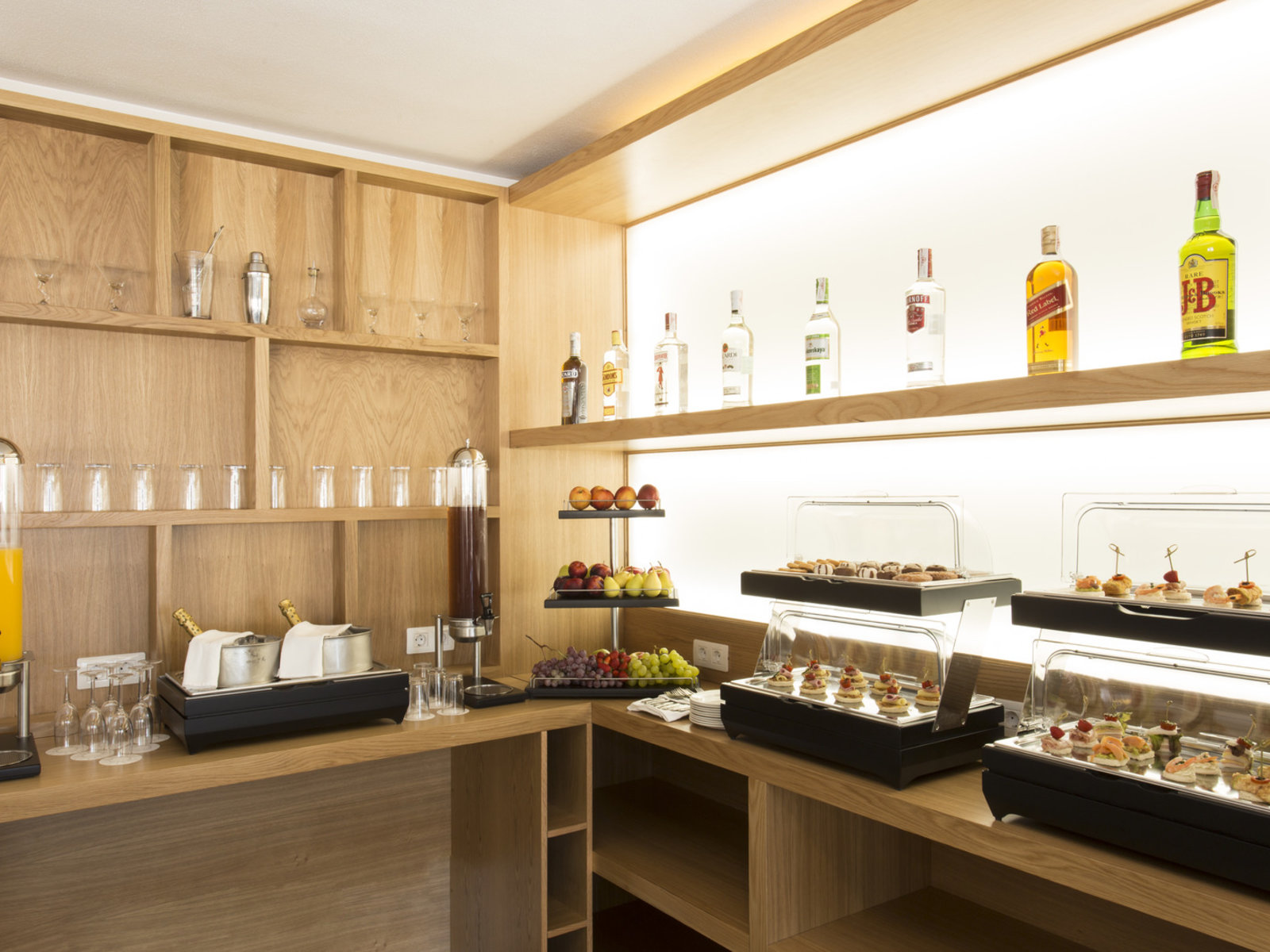 Platinum Lounge (only P. Club guests)