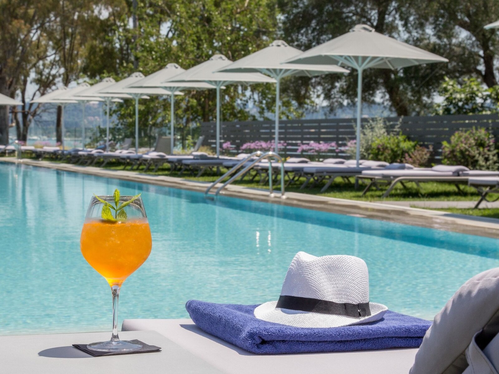 LARGE OUTDOOR POOL 500 SQM