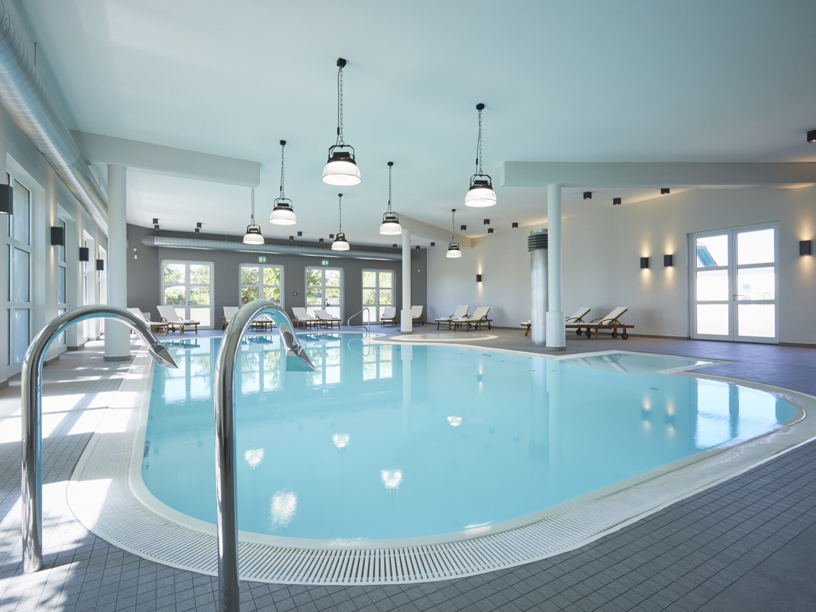 Pool m. Gegenstromanlage+Sprudelbecken