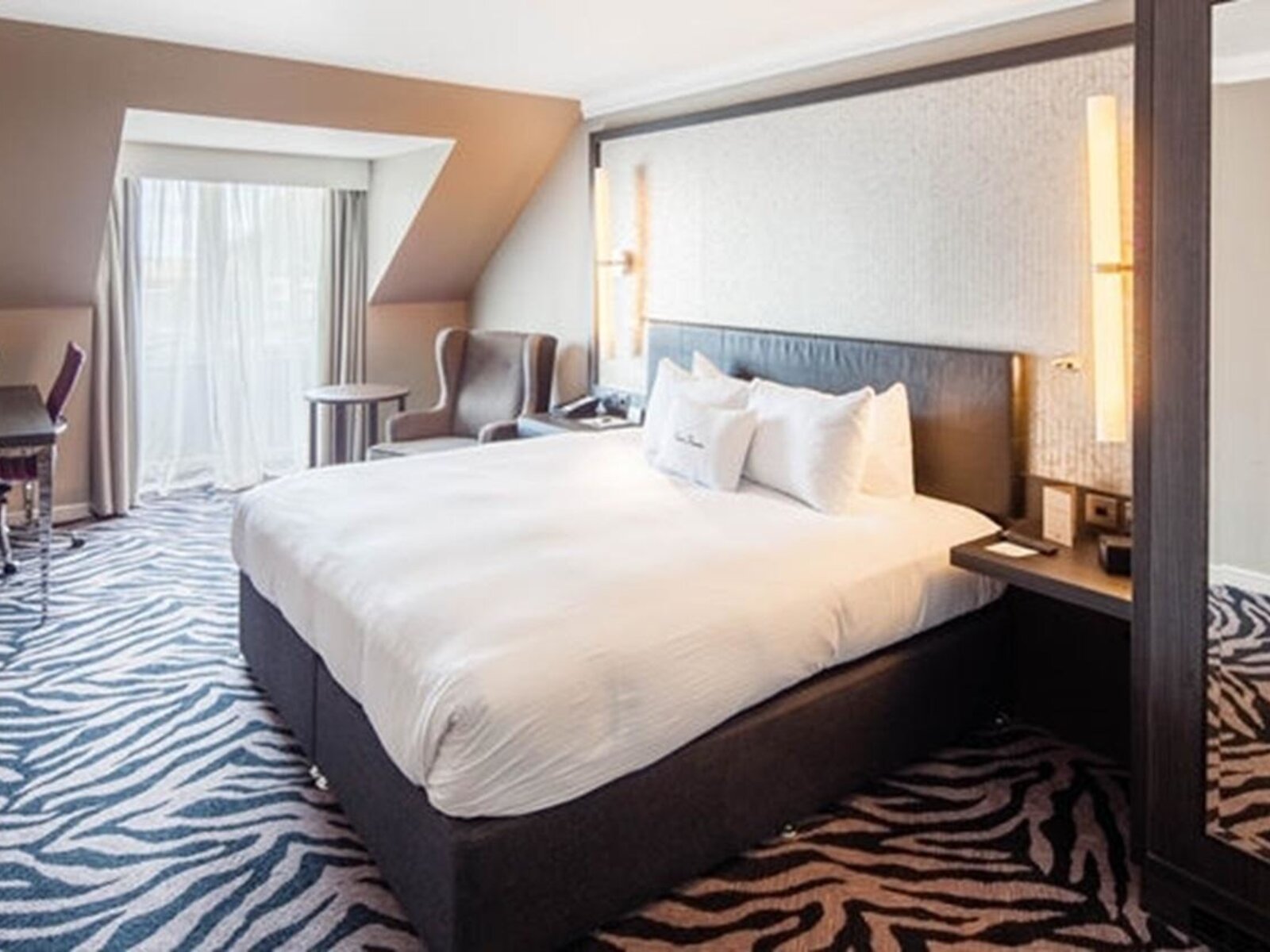 Wohnbeispiel ONE DOUBLE BED GUEST ROOM or TWIN GUEST ROOM TWO SINGLE BEDS