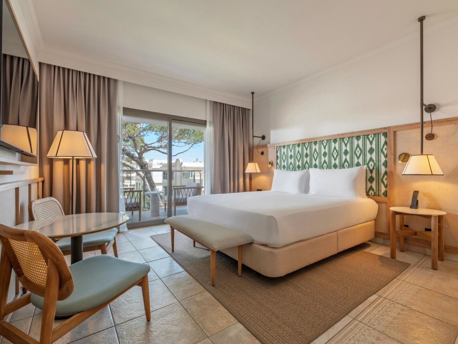 Wohnbeispiel Double Deluxe King Bed Partial Sea View