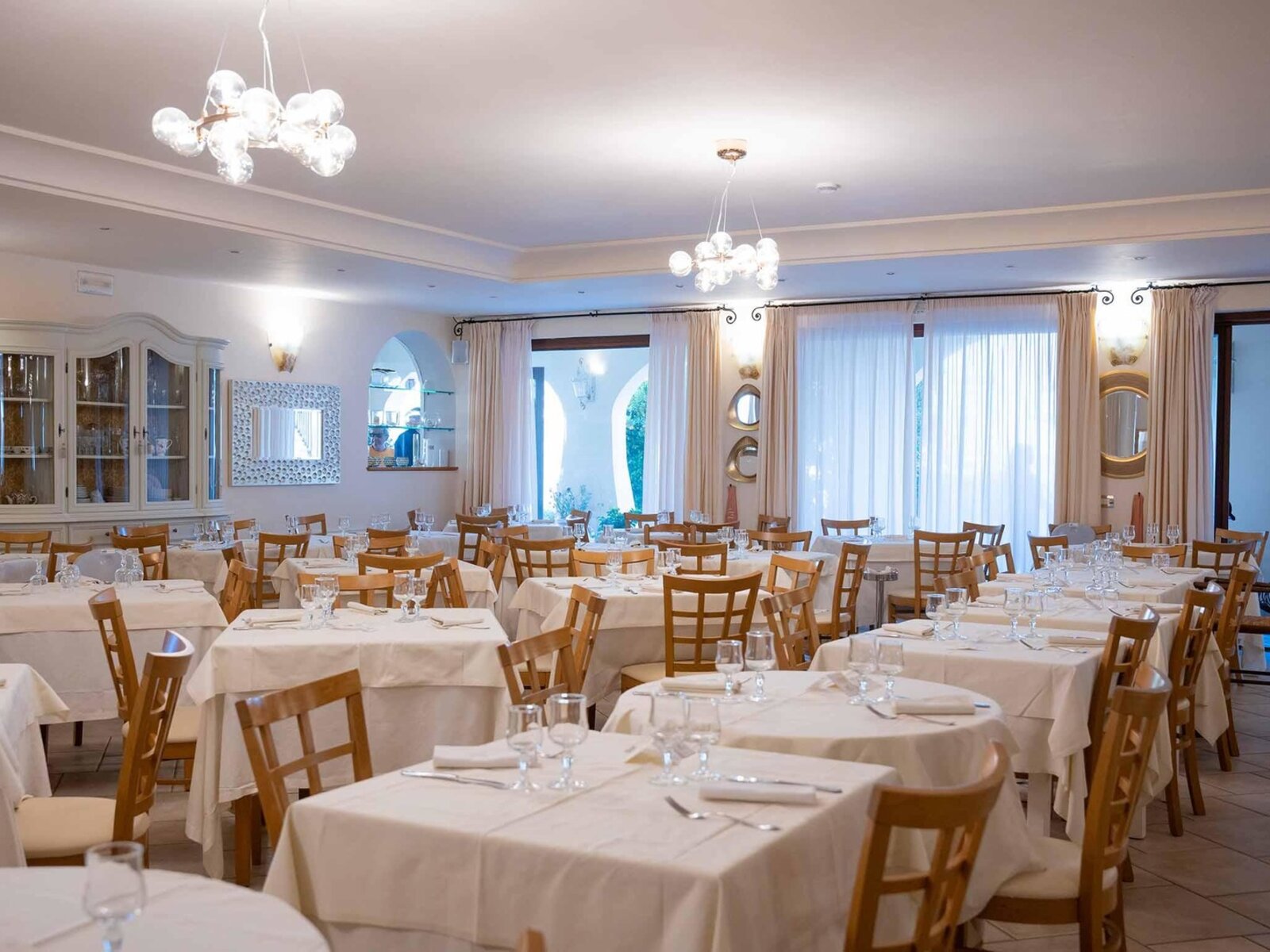 MAIN RESTAURANT