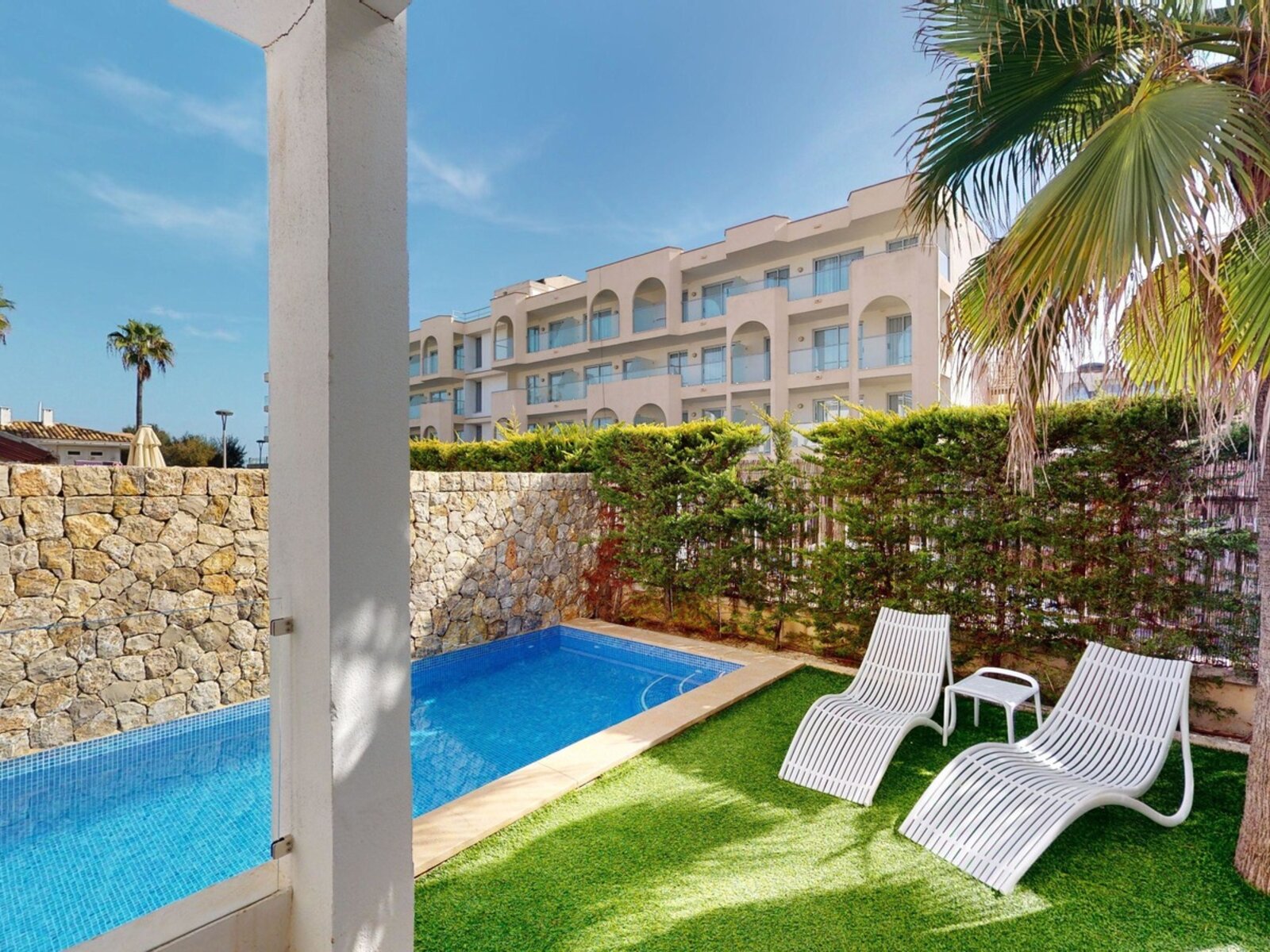 Wohnbeispiel Superior Premium (private garden with pool)