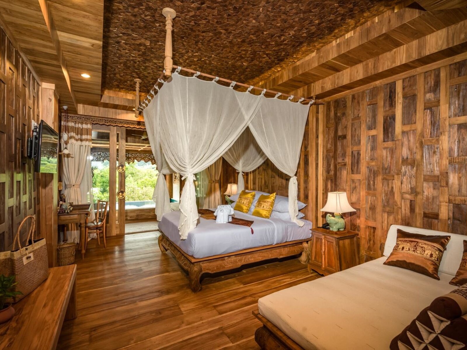 Wohnbeispiel Pool Suite Water View